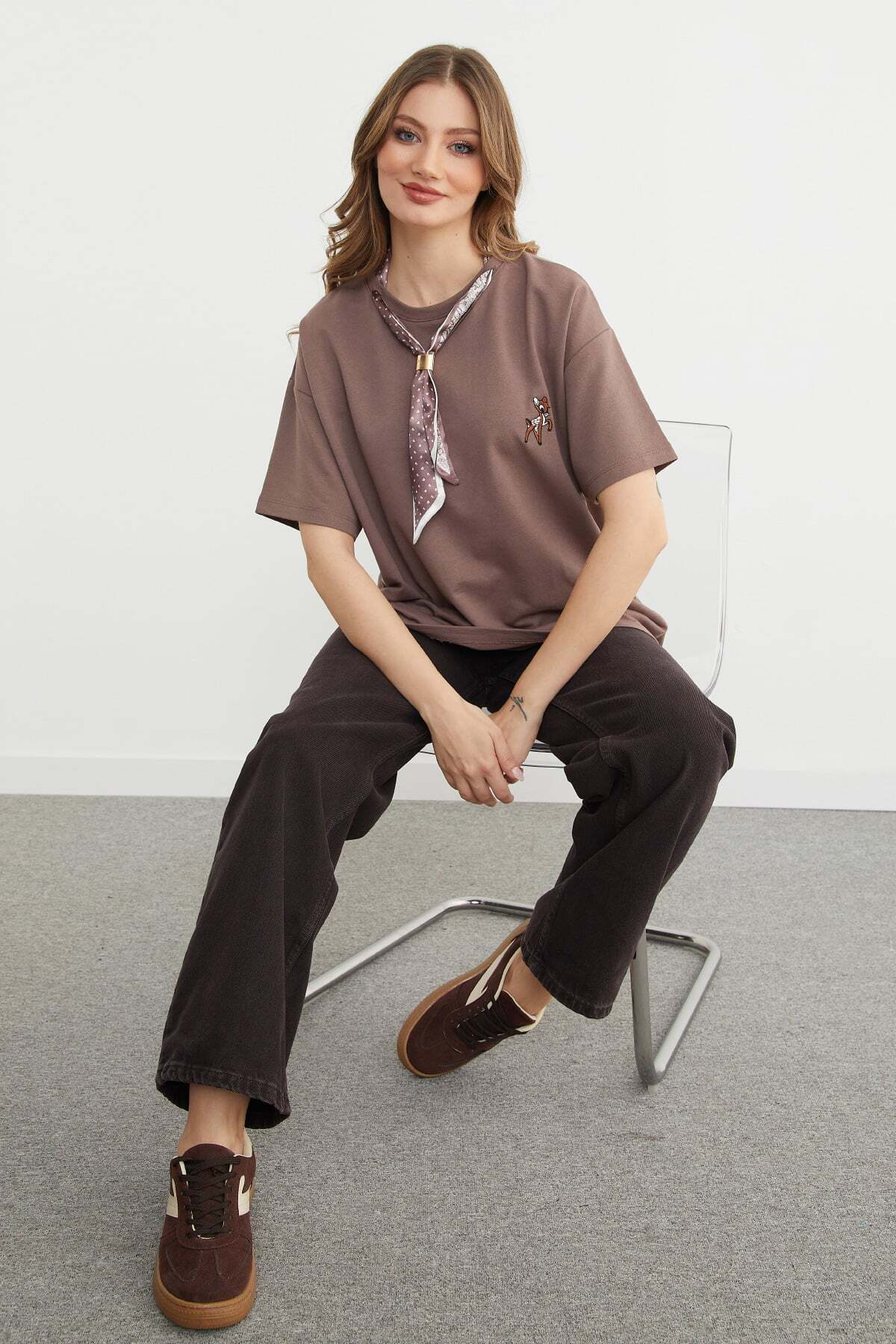 Fullamoda  Fular Detaylı Bisiklet Yaka Nakışlı Oversize Tişört - Görsel 3