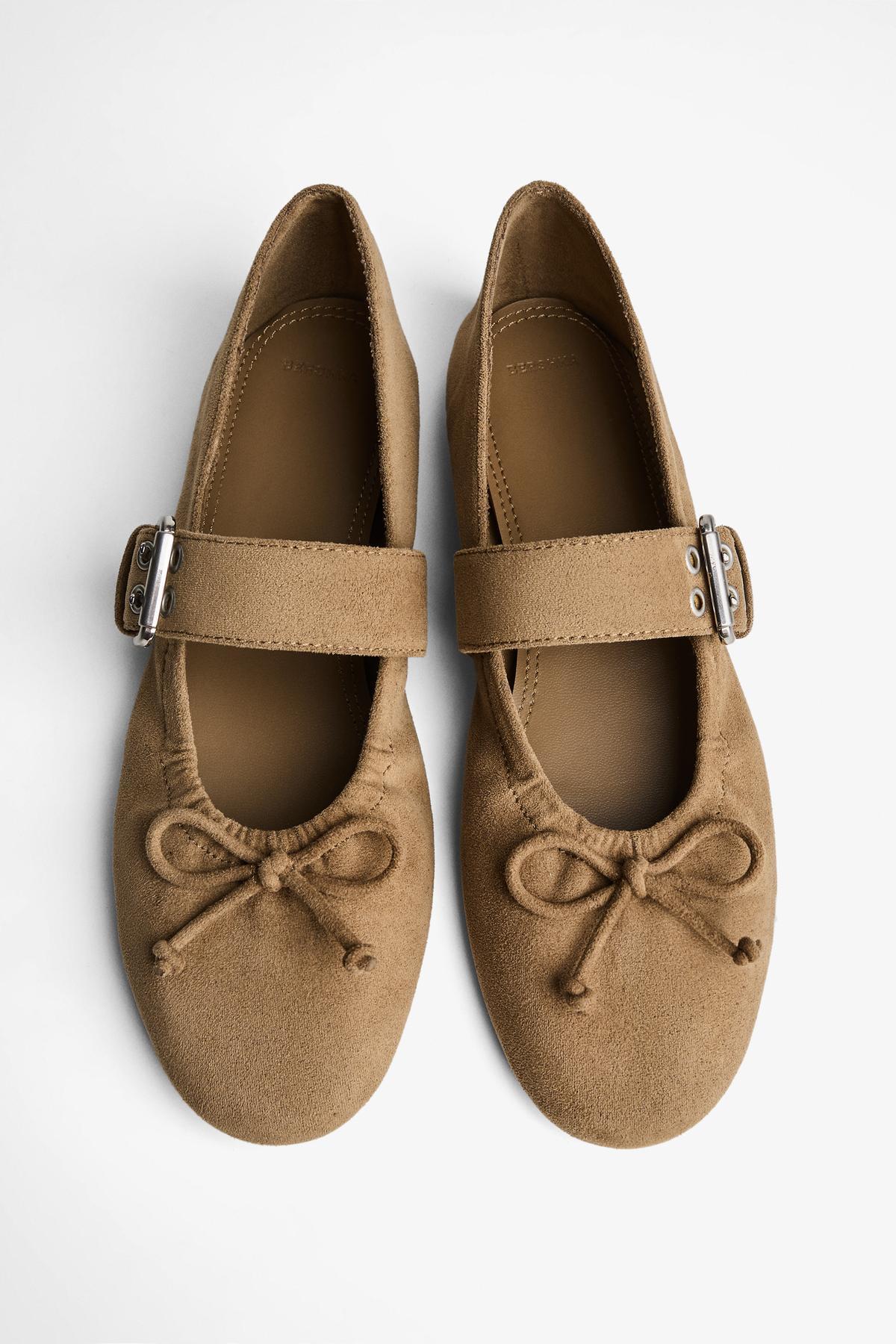Flat with buckle