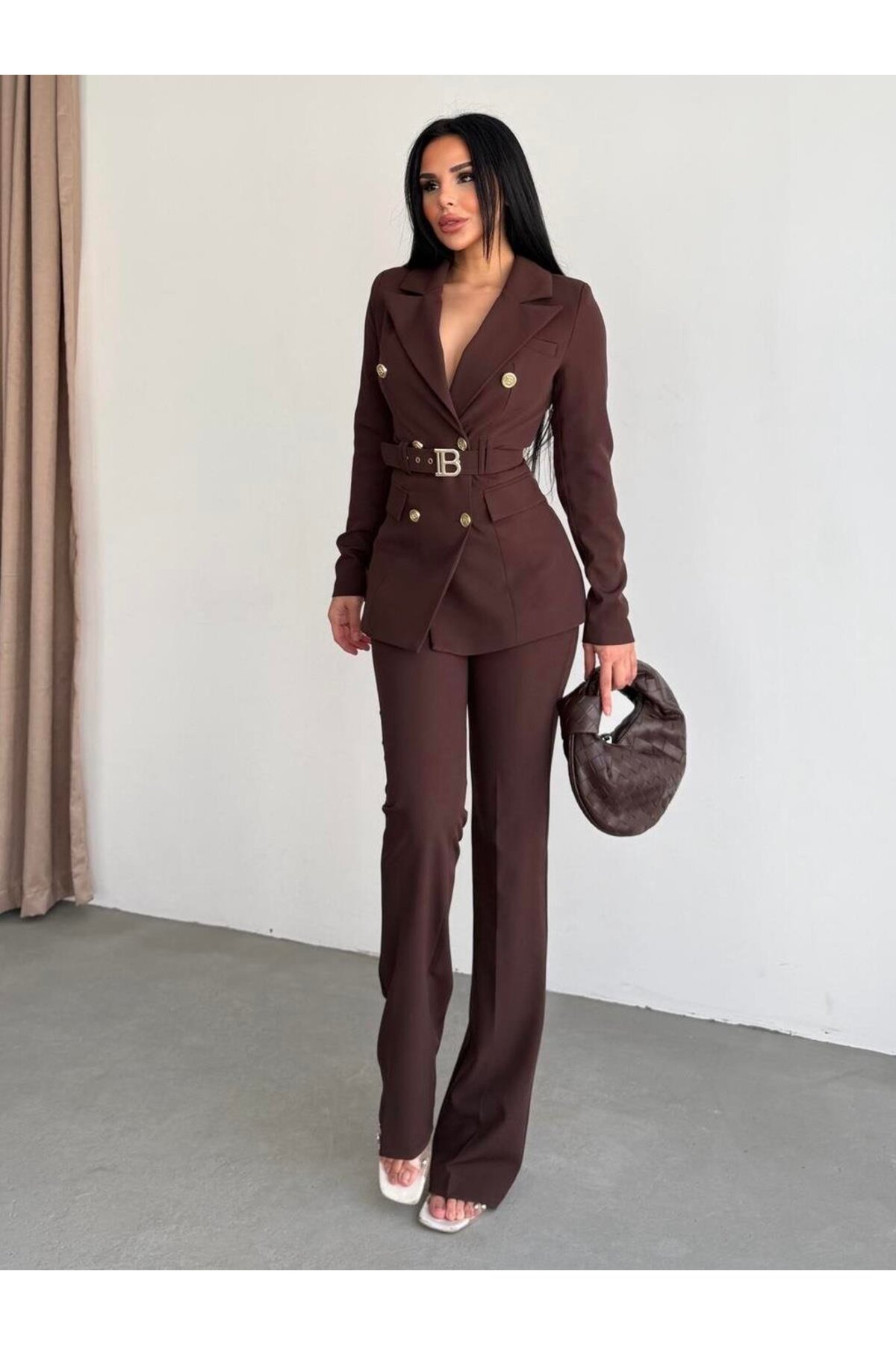 Costume femme avec ceinture, boutons dorés, marron - Görsel 3