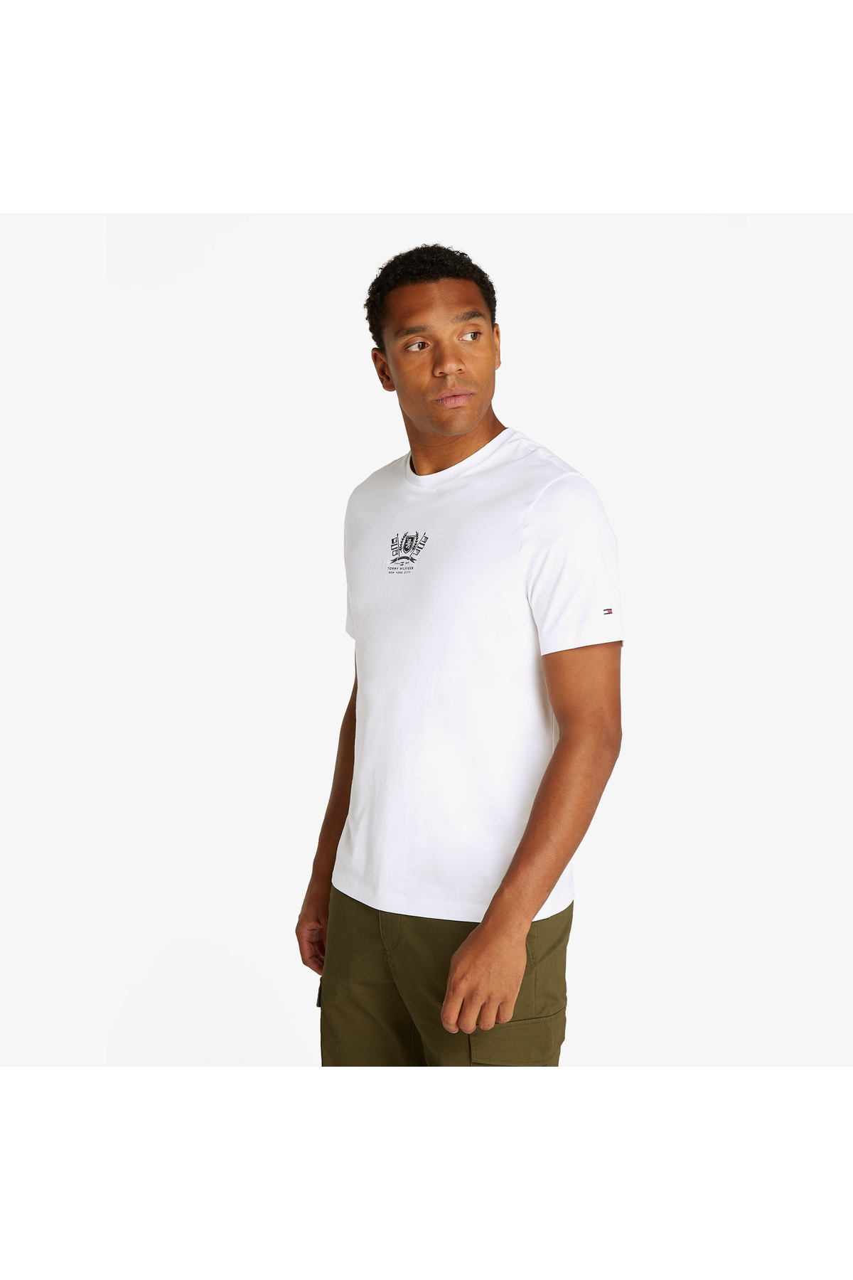 تامی هیلفیگر تی‌شرت سفید مردانه گلدوزی شده با کرست