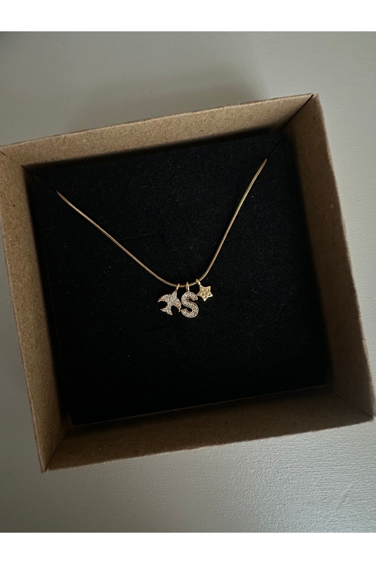 Taşlı Kuş Figürlü Harf ve Yıldız Charm Çelik Zincirli Gold Kadın Kolye – Sevgililer Günü Özel