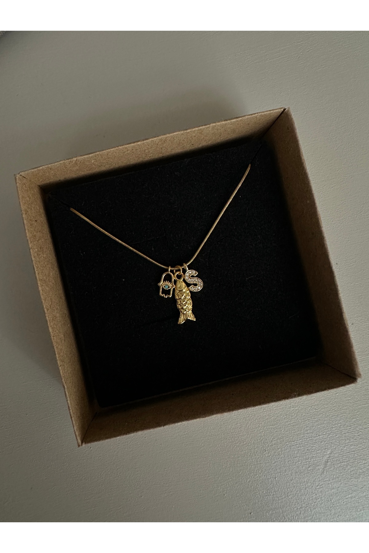 Balık Ve Mavi Taşlı Hamsa Harf Charm Çelik Zincirli Gold Kadın Kolye (45 Cm) – Sevgililer Günü Özel