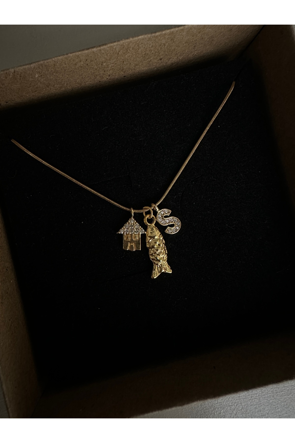 Taşlı Ev Ve Balık Figürlü Harf Charm Çelik Zincirli Gold Kadın Kolye (45 Cm) – Sevgililer Günü Özel - Detay Görseli 2