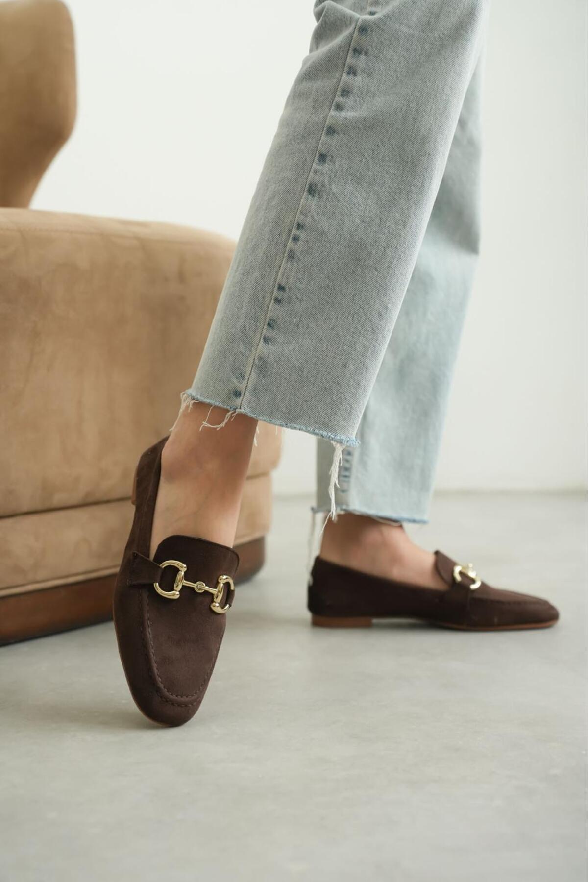 GNY AYAKKABI  Bahar Sezonu Kadın Kahverengi Süet Loafer Babet - Gold Aksesuar Detaylı Şık ve Rahat Günlük Ayakkabı - Görsel 2