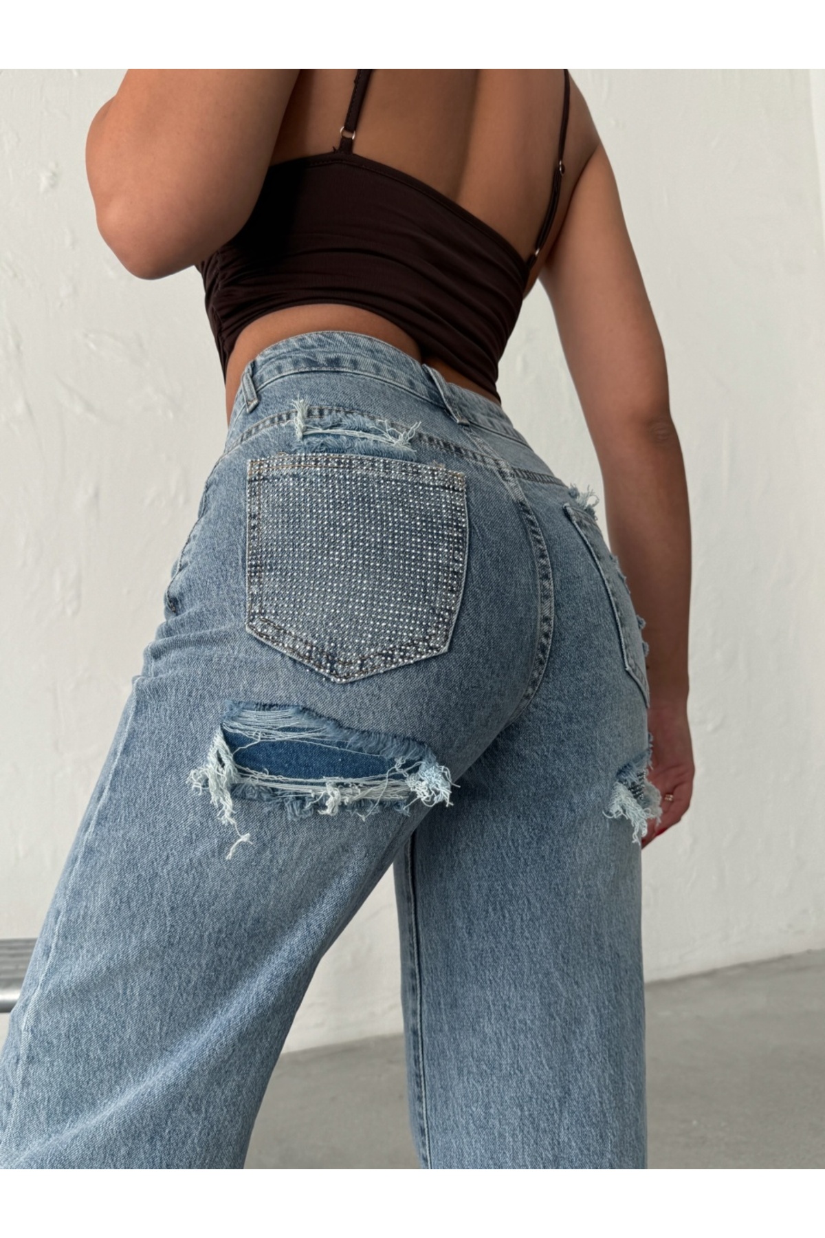 ADAMODA.RO Разкроени дънки с разкъсани детайли и апликации от кристали на гърба