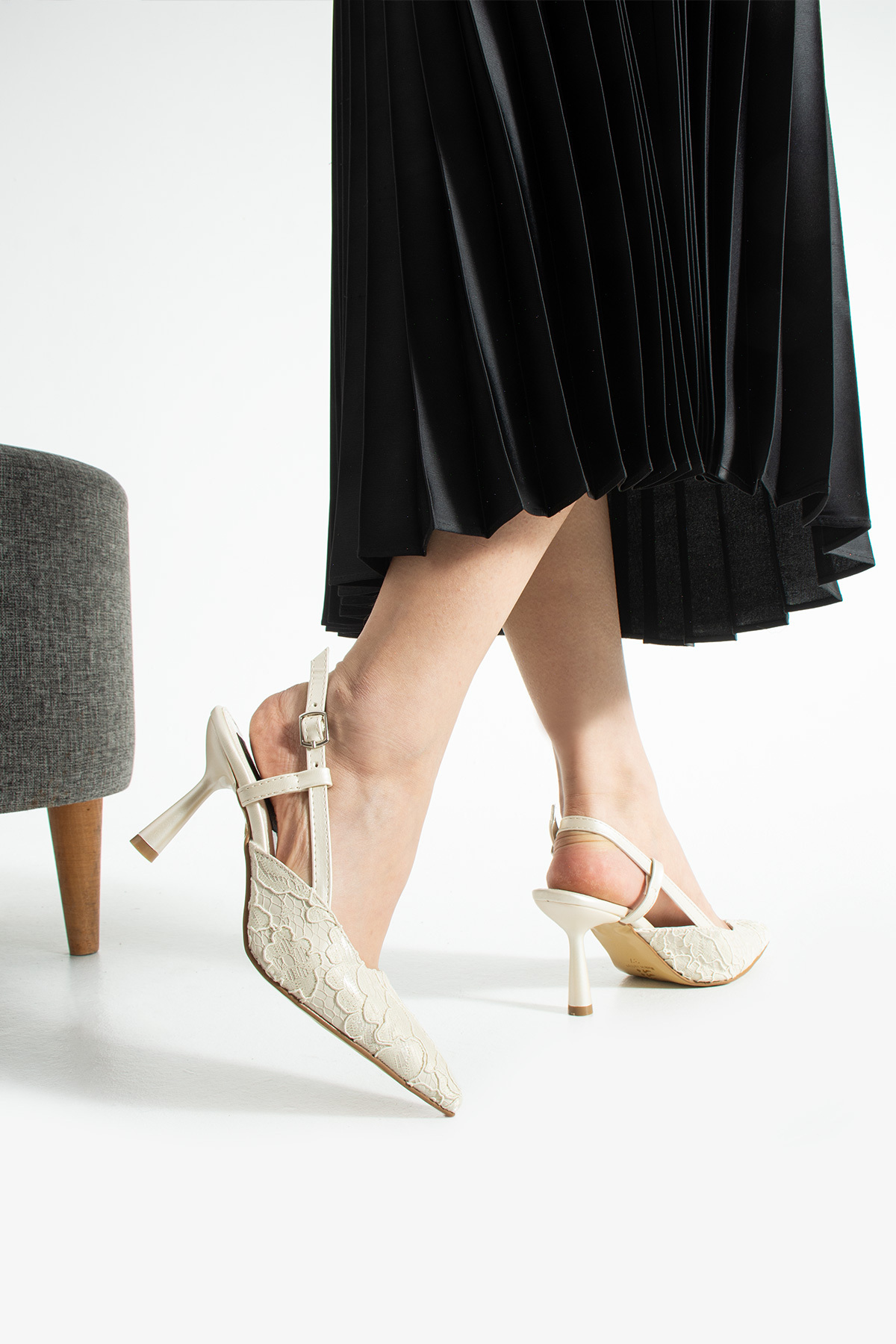 Lebibe Shoes LISA Kadın Ekru Sivri Burun 7 cm Topuklu Çiçek Dantel Desenli Rugan Slingback Ayakkabı görsel 5