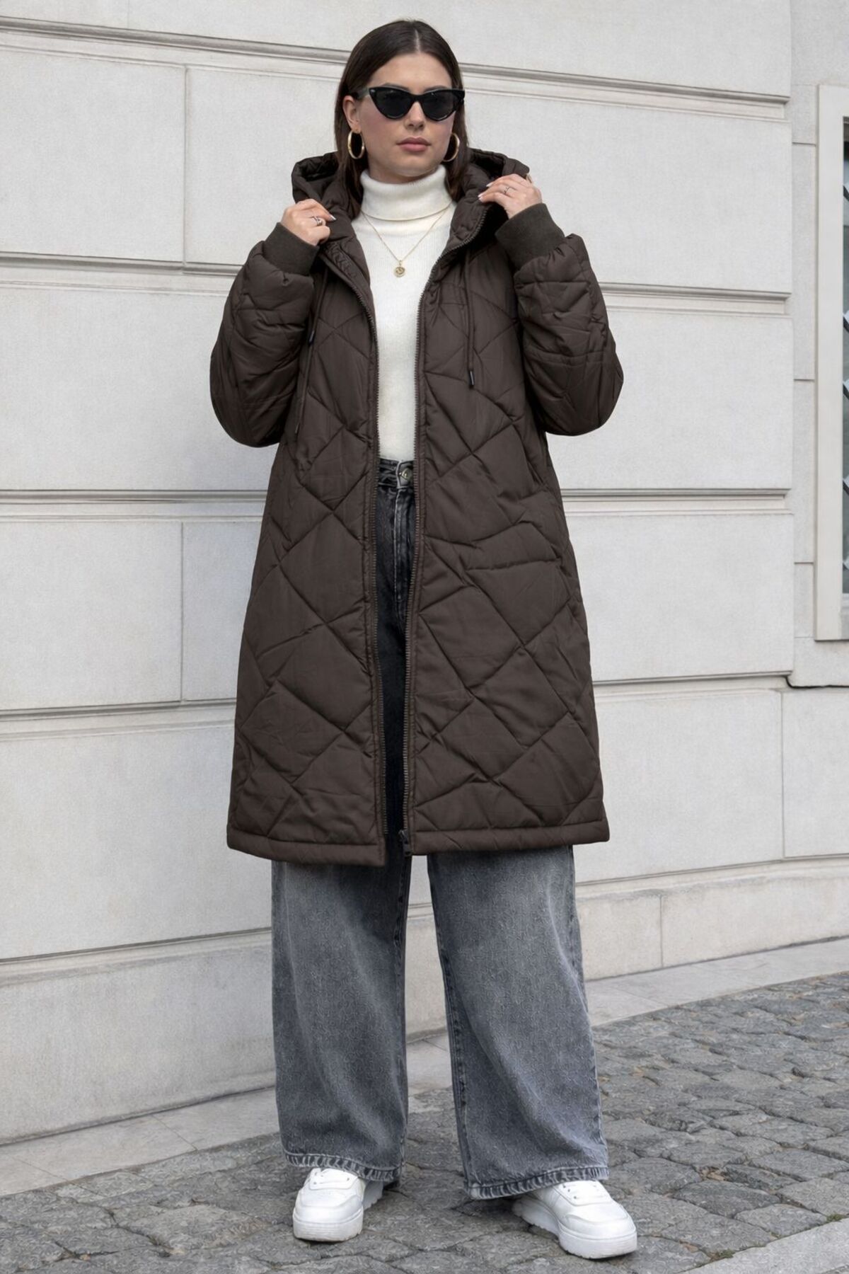 Podyum Park  KadınBüyük Beden Kapüşonlu Uzun Şişme Mont – Cam Kırığı Desenli, Oversize, Kışlık Günlük Mont - Görsel 2