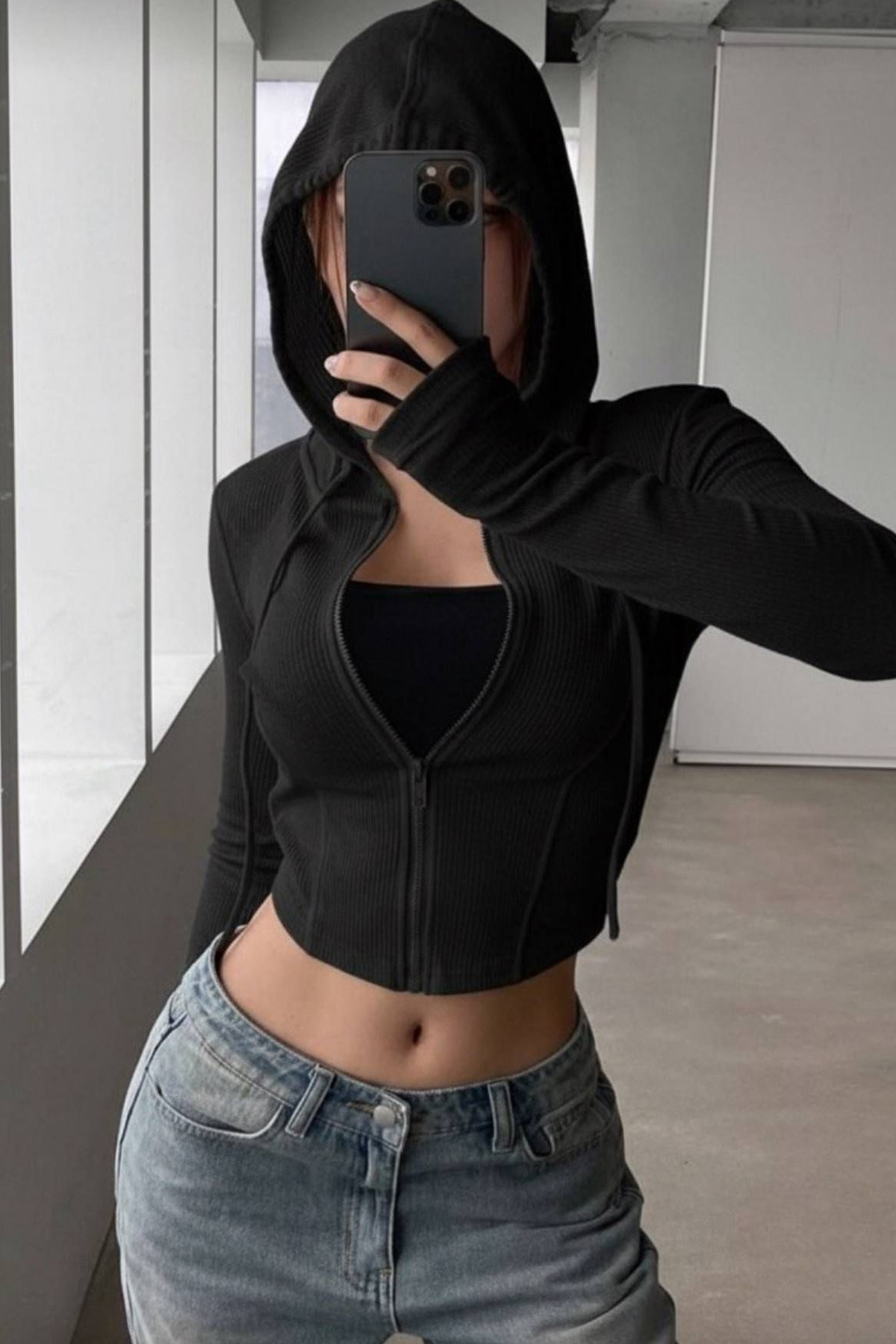 İlayda Toprak Rolly Vücuda Oturan Siyah Fermuarlı Slim Fit Kapüşonlu Bluz görsel 3