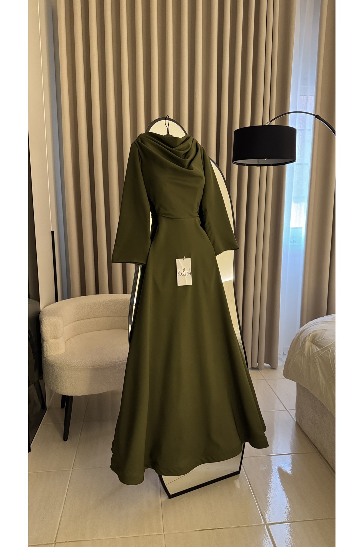 فستان أنيق بلون الزيتي الهادى.يتميز بتصميم راقي وم...