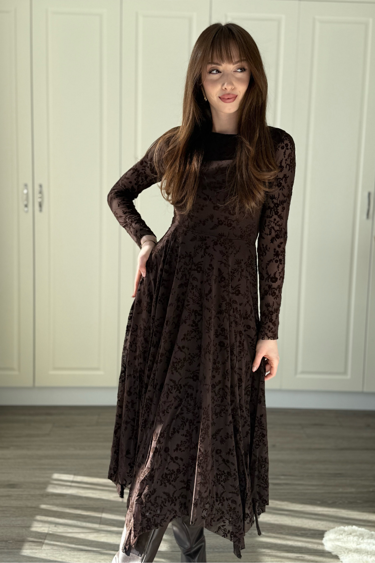 Dilay Gökoğlu Butik  Kadife Çiçek İşlemeli Asimetrik Kahverengi Midi Kahverengi Elbise - Görsel 6