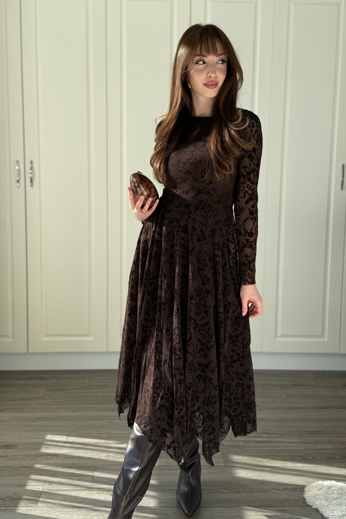 Dilay Gökoğlu Butik  Kadife Çiçek İşlemeli Asimetrik Kahverengi Midi Kahverengi Elbise - Görsel 5