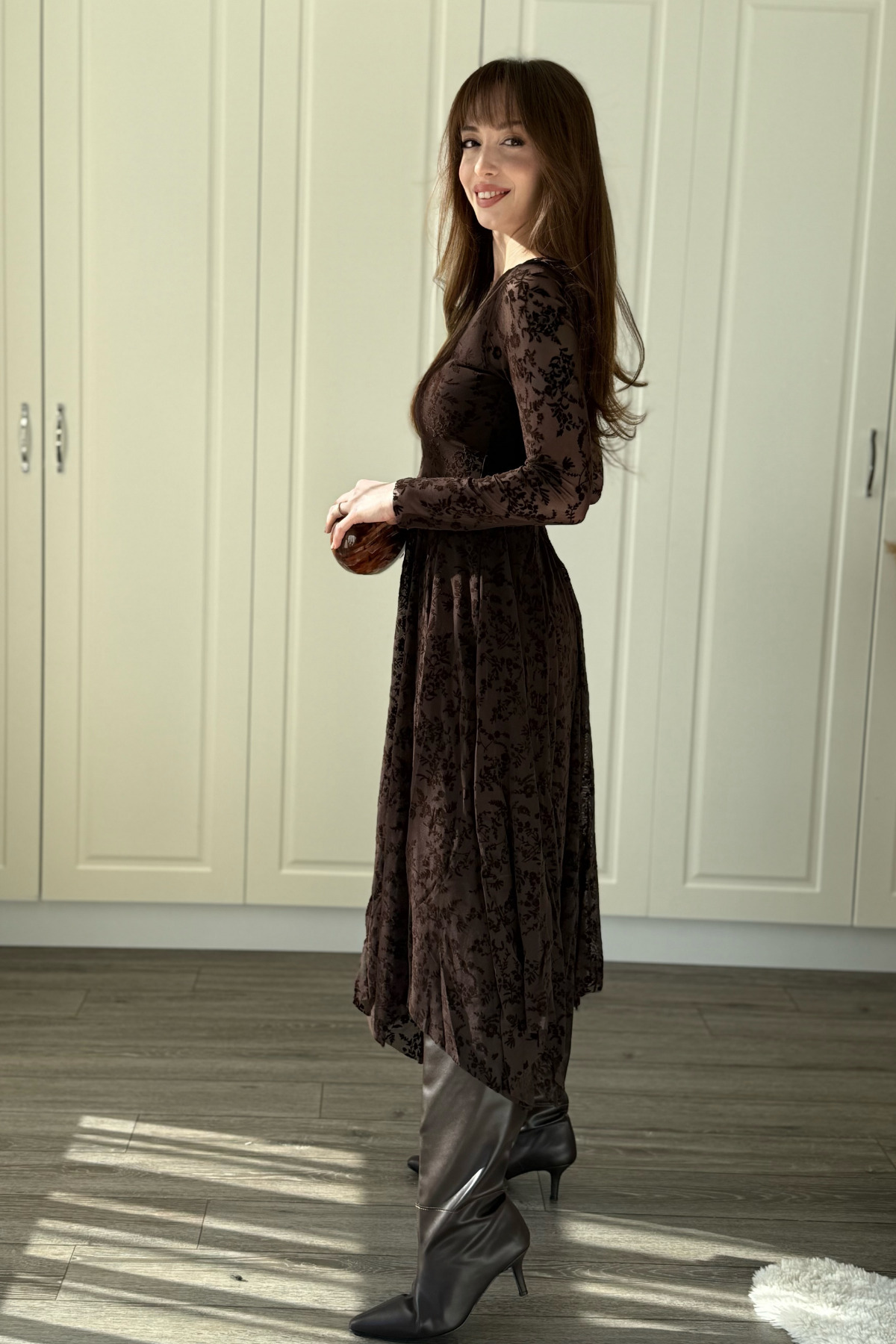 Dilay Gökoğlu Butik  Kadife Çiçek İşlemeli Asimetrik Kahverengi Midi Kahverengi Elbise - Görsel 9