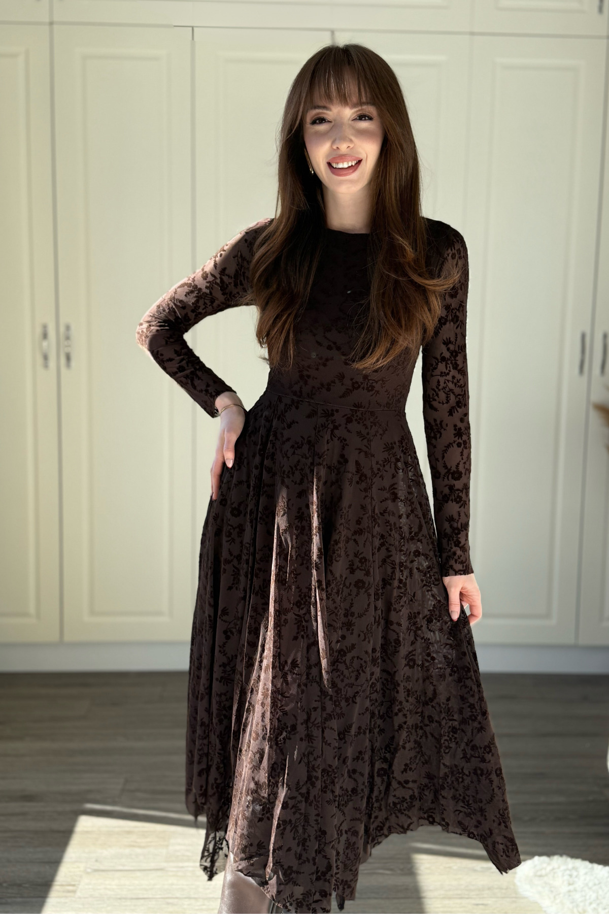 Dilay Gökoğlu Butik  Kadife Çiçek İşlemeli Asimetrik Kahverengi Midi Kahverengi Elbise