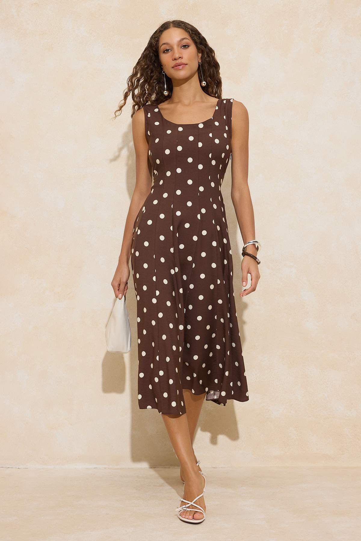 Trendyol Collection Rochie midi țesută cu detaliu de șireturi maro cu buline ...