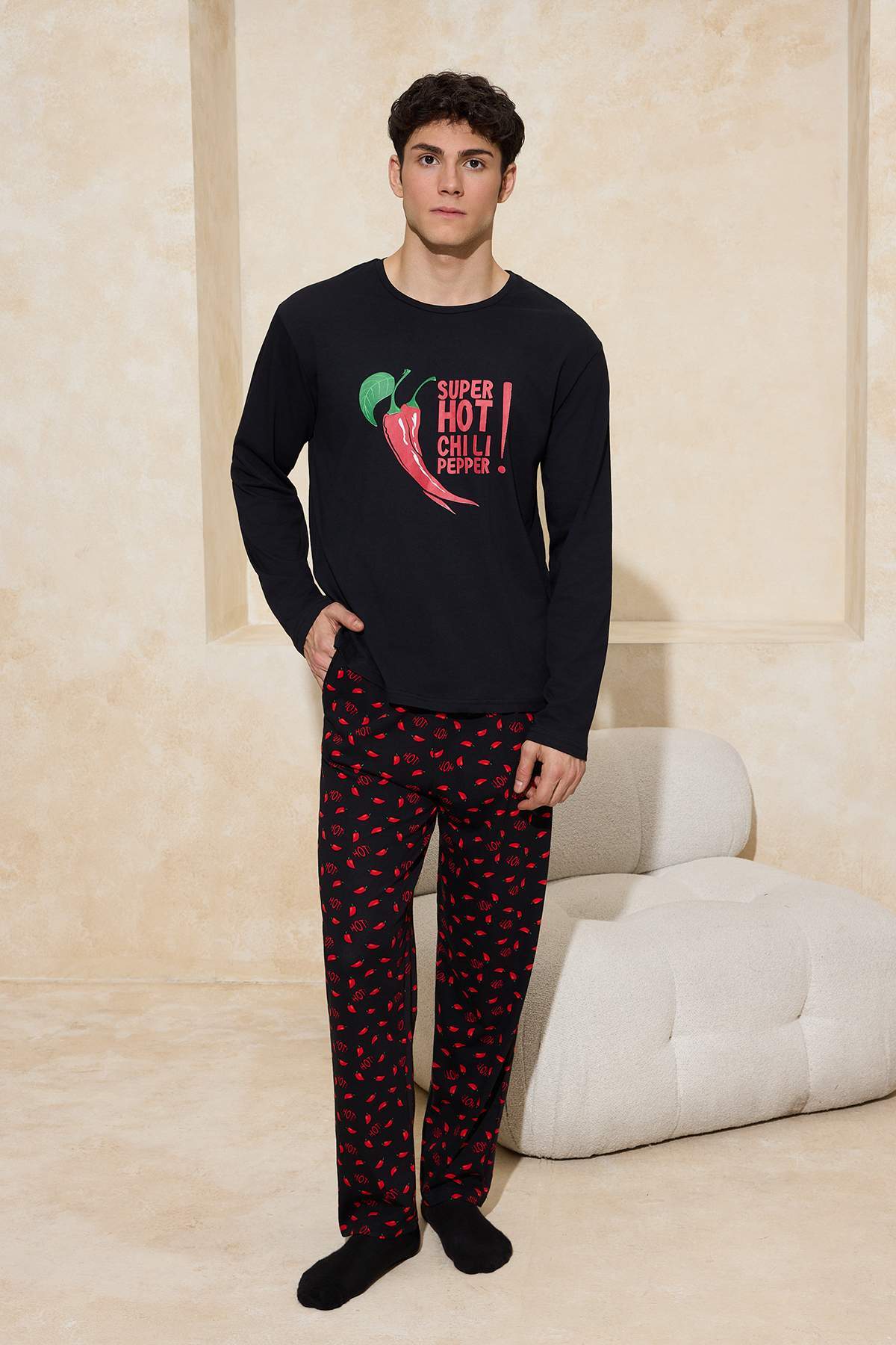 Trendyolmilla Man Siyah Regular Kesim Biber Baskılı Pamuklu Cep Detaylı Uzun Örme Pijama Takımı TMNAW26PT00044