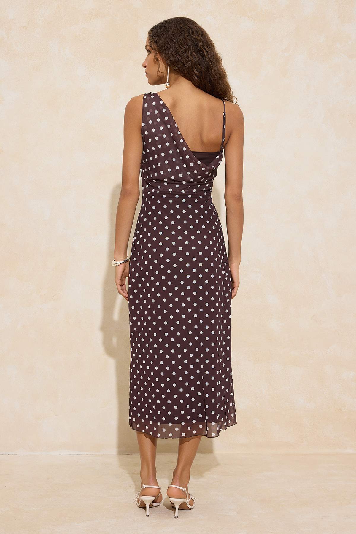 Trendyolmilla  Kahverengi Puantiyeli Bodycon Asimetrik Yaka Kolsuz Büzgülü Maxi Tül Örme Elbise TWOSS26EL00024 - Görsel 4