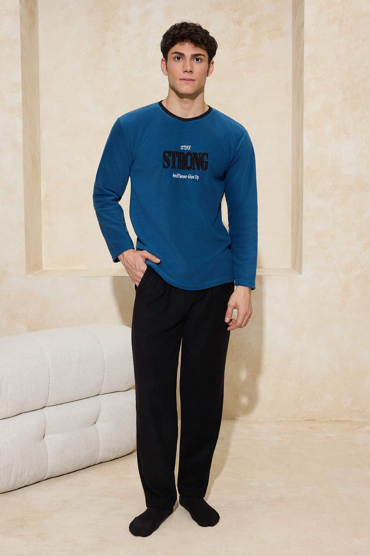 Trendyolmilla Man İndigo Regular Kesim Slogan Nakışlı Polar/Kışlık Pijama Takımı TMNAW26PT00038