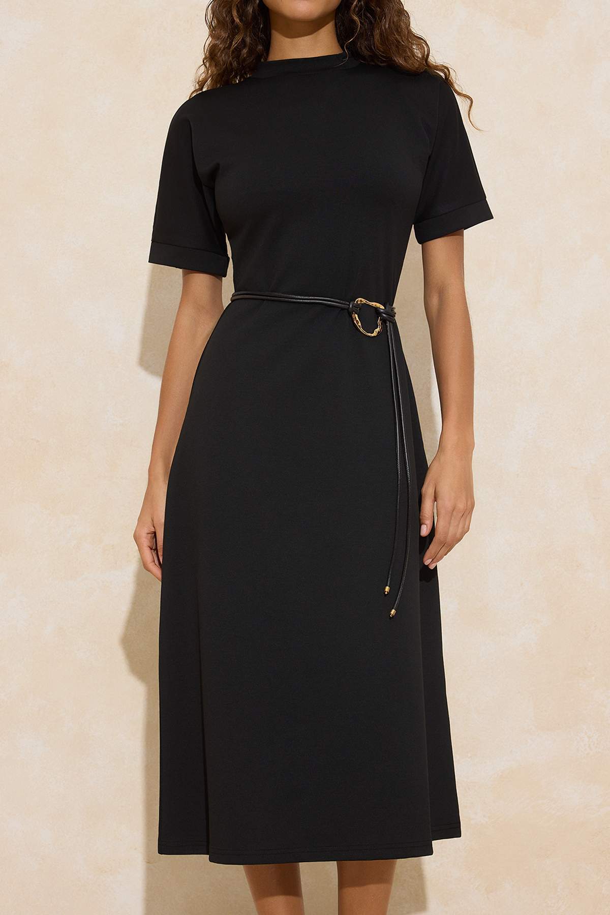 Trendyolmilla  Siyah A-Kesim/Çan Form Dik Yaka Kısa Kollu Kemerli Midi İnterlok Örme Elbise TWOSS26EL00109 - Görsel 3