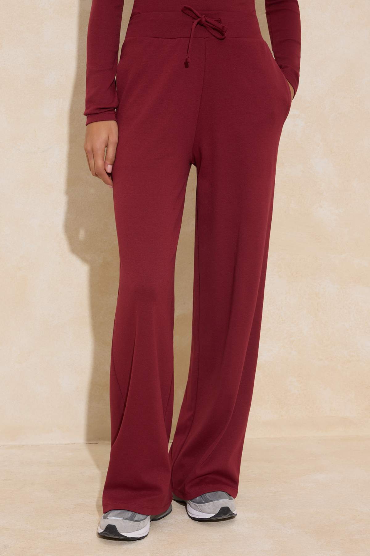 Trendyolmilla  Bordo Fitted/Vücuda Oturan Patlı Uzun Kollu Esnek Örme Alt - Üst Takım TWOSS26AU00007 - Görsel 4