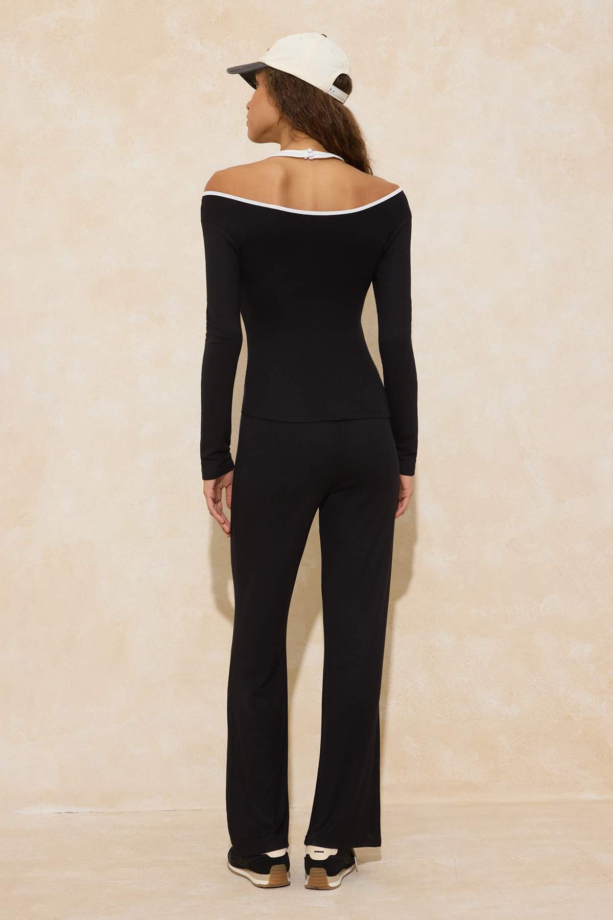 Trendyolmilla  Siyah Renk Bloklu Fitted/Vücuda Oturan İspanyol Paça Pamuk Ribana Örme Alt-Üst Takım TWOSS26AU00037 - Görsel 4