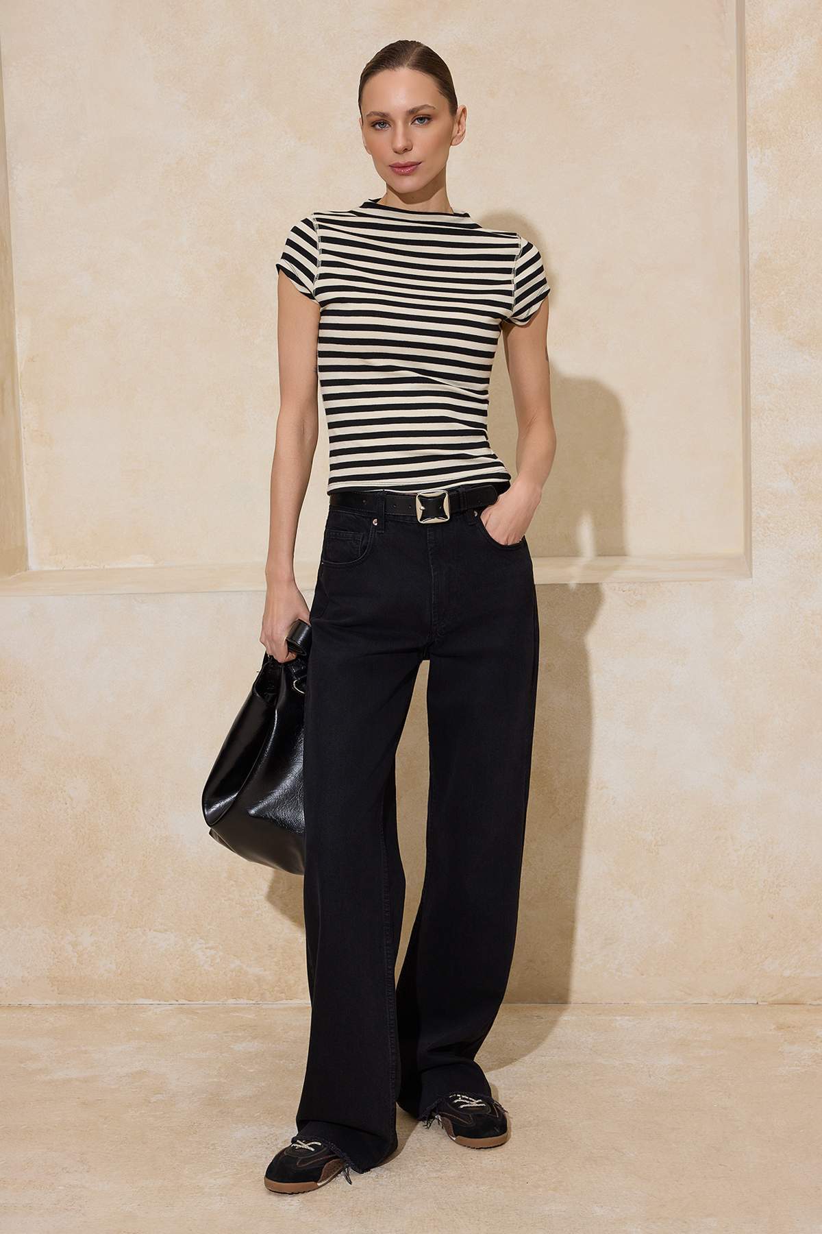 Trendyolmilla  Siyah Çizgili Fitted/Vücuda Oturan Dik Yaka Kısa Kollu Yumuşak Örme Bluz TWOSS26BZ00079 - Görsel 2