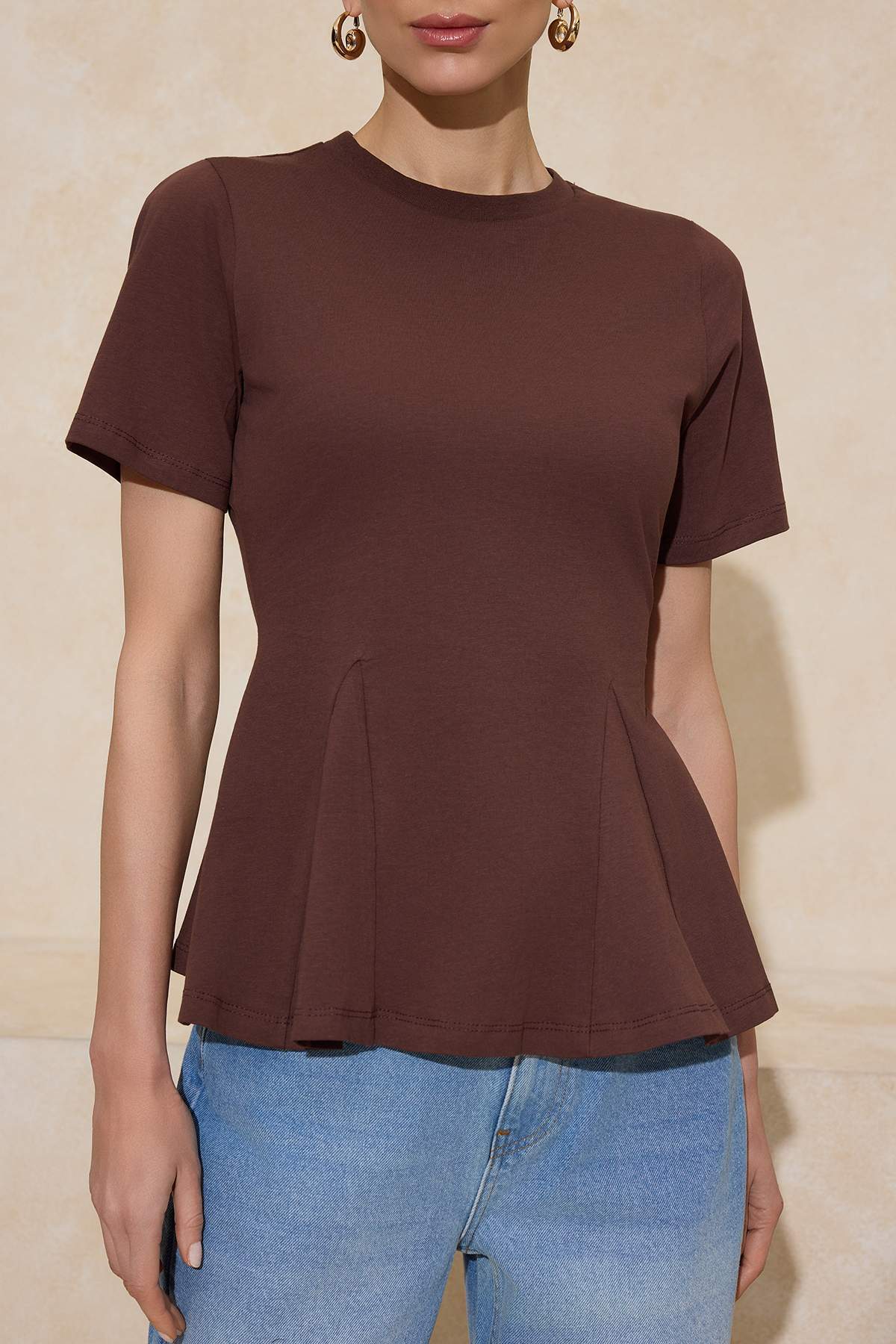 Trendyolmilla  Kahverengi Düz Peplum Bisiklet Yaka Standart Kol Kısa %100 Pamuk Örme Bluz TWOSS26BZ00028 - Görsel 3