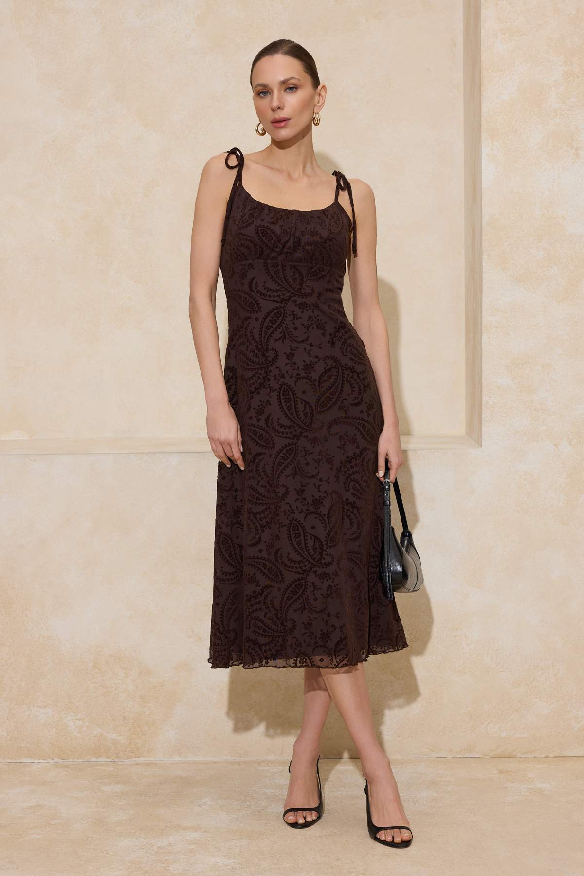 Trendyolmilla  Kahverengi Çiçekli A-Kesim/Çan Form İnce Askılı Kolsuz Büzgülü Midi Tül Örme Elbise TWOSS26EL00025