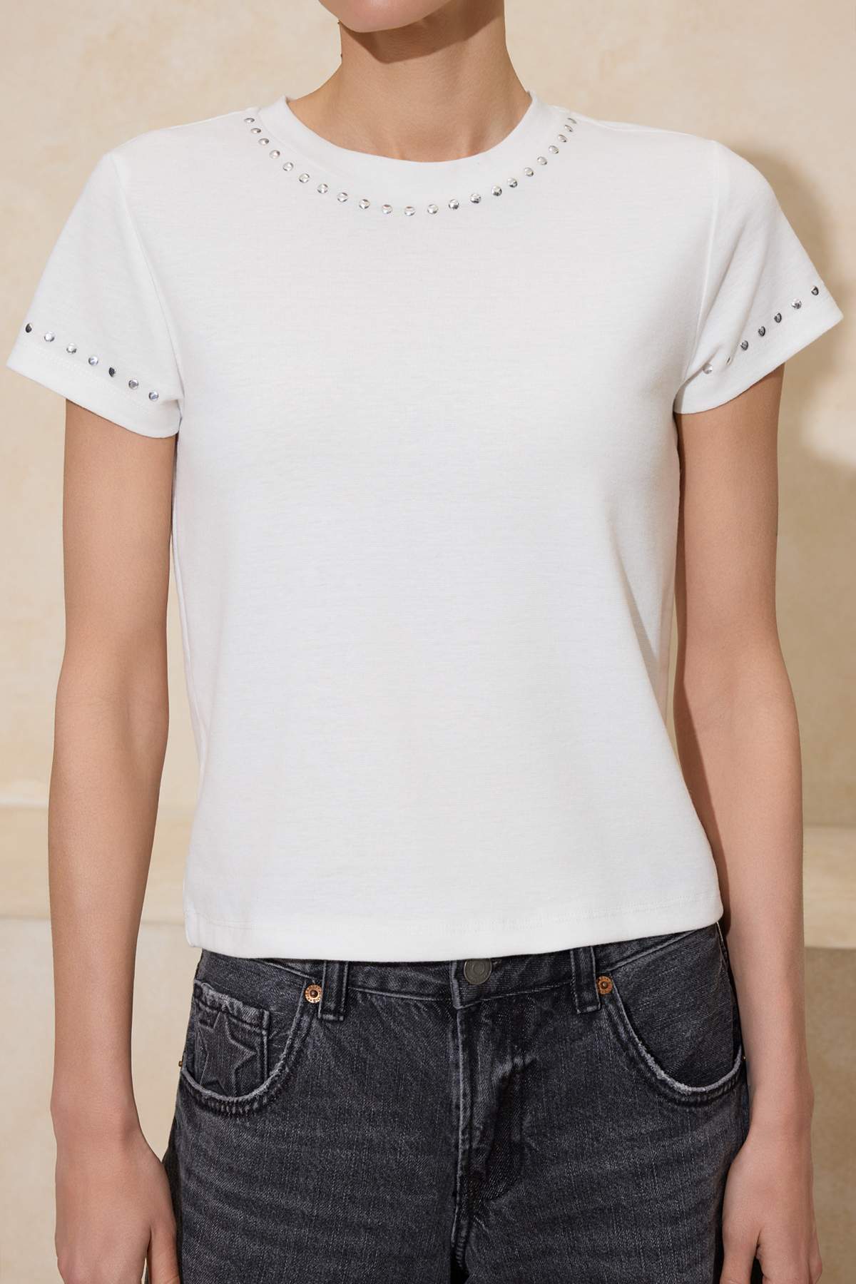 Trendyolmilla  Ekru Fitted/Vücuda Oturan Aksesuar Detaylı Örme Bluz TWOSS26TS00009 - Görsel 3