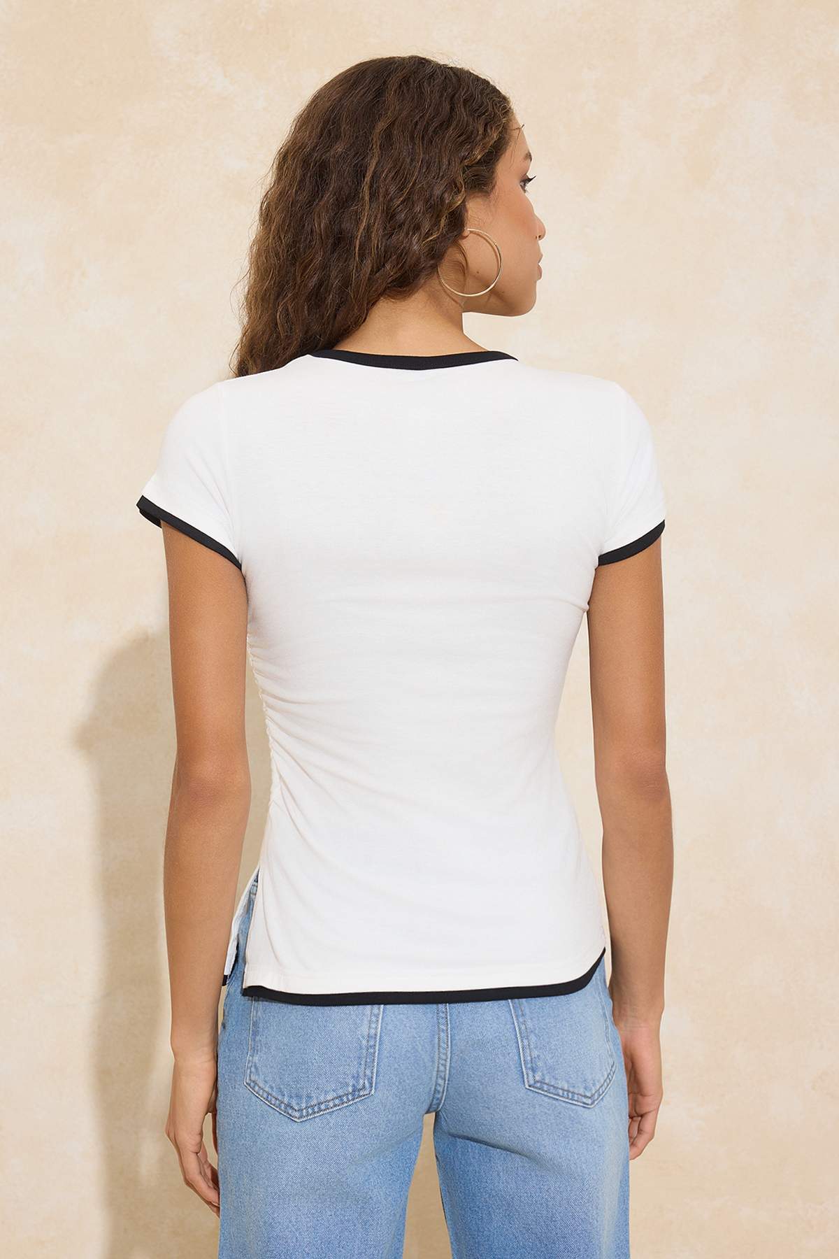 Trendyolmilla  Ekru Fitted/Vücuda Oturan Kısa Kollu Biyeli Yumuşak Örme T-Shirt TWOSS26TS00056 - Görsel 4