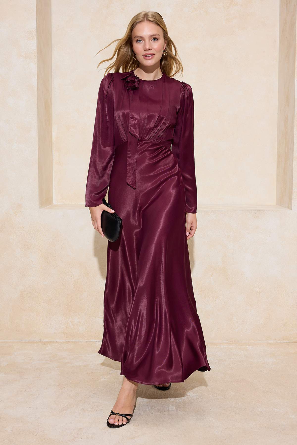 Trendyol Modest Purpurrosa, detailliertes, gewebtes Satin-Abendkleid für beso...