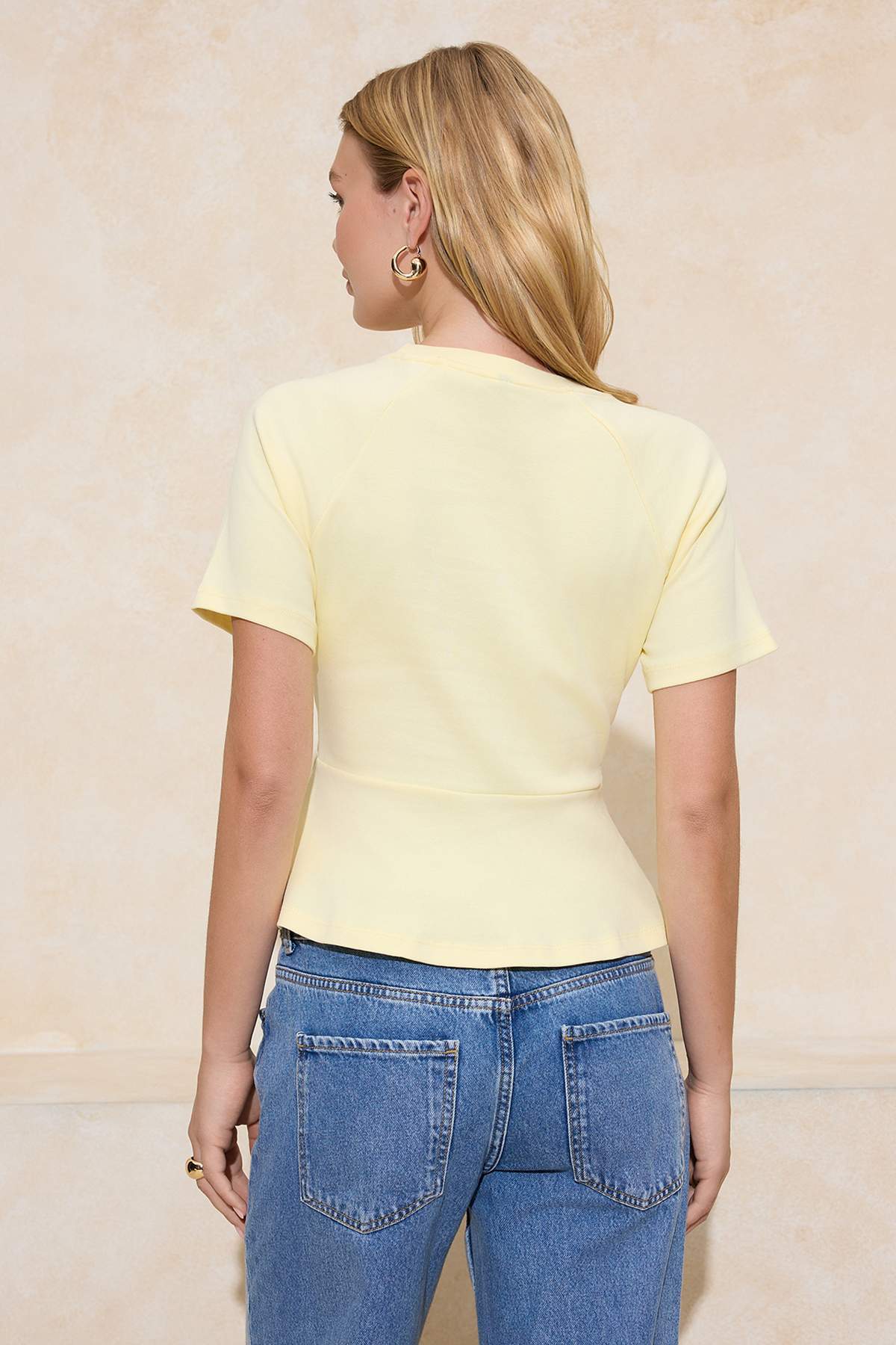 Trendyolmilla  Sarı Peplum Reglan Kol Kısa Kollu Aksesuar Detaylı İnterlok Örme Bluz TWOSS26BZ00242 - Görsel 4