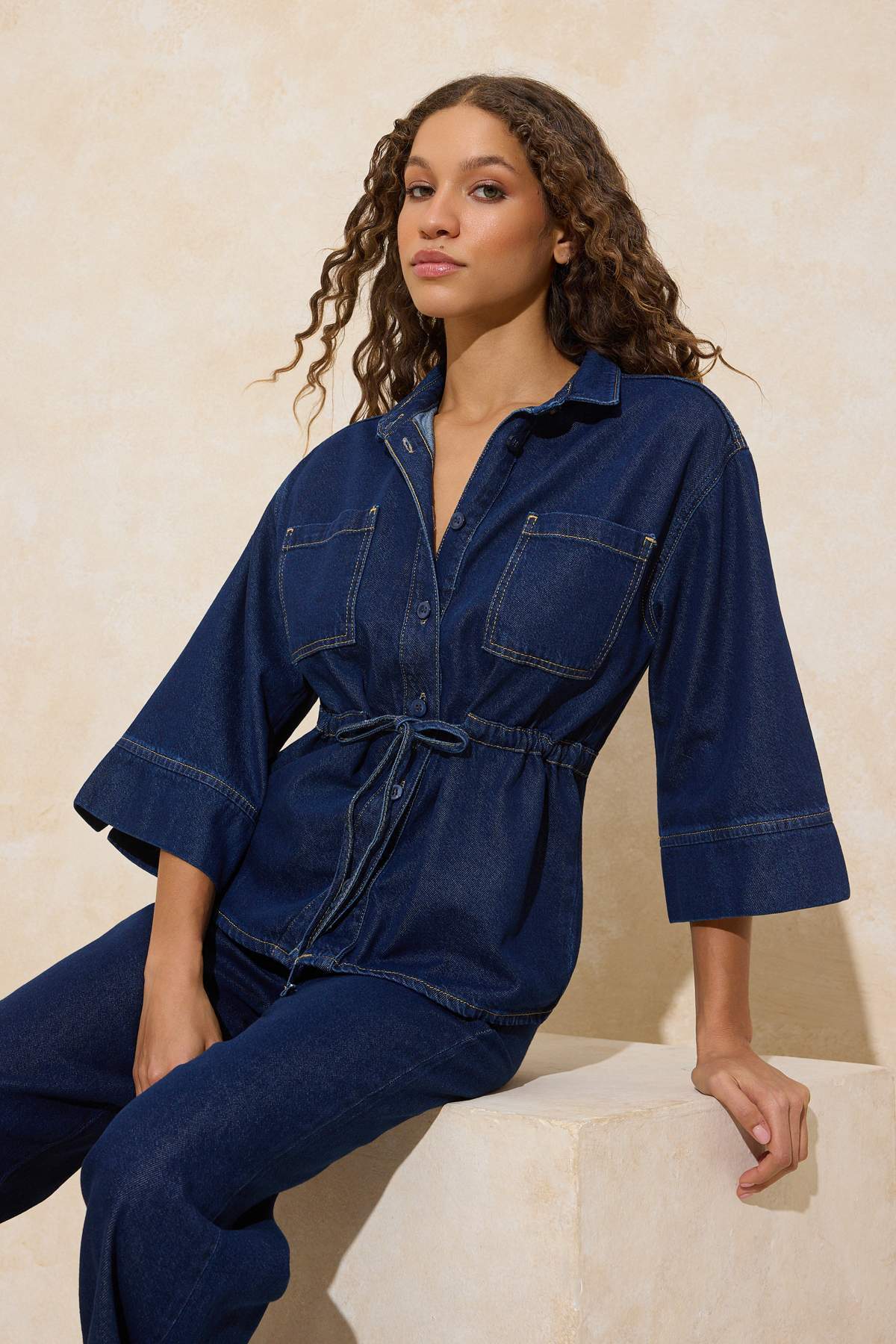 Trendyol Collection Dunkelblaues Hemd aus Tencel-Mischgewebe mit Taillenbindu...