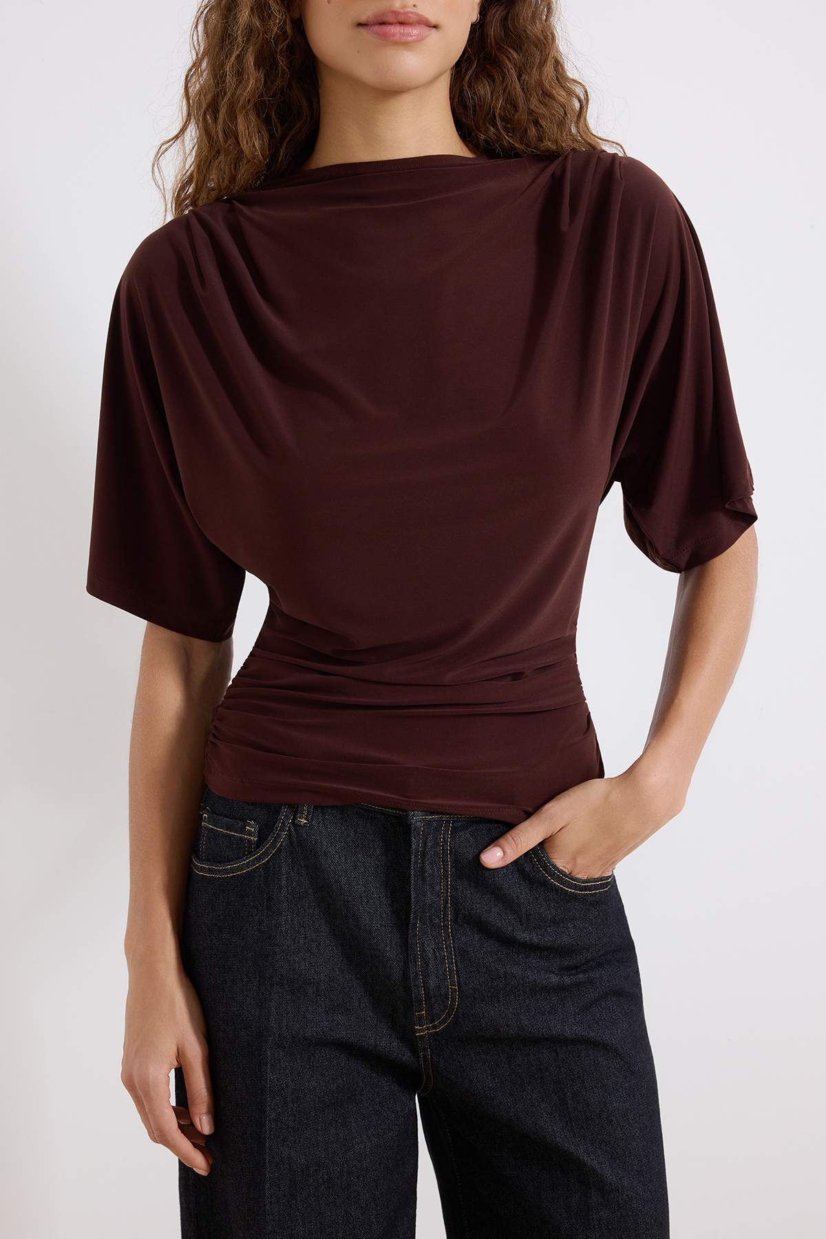 Trendyolmilla  Kahverengi Fitted/Vücuda Oturan Kayık Yaka Yarasa Kol Kısa Kollu Esnek Örme Bluz TWOSS26BZ00020 - Görsel 3