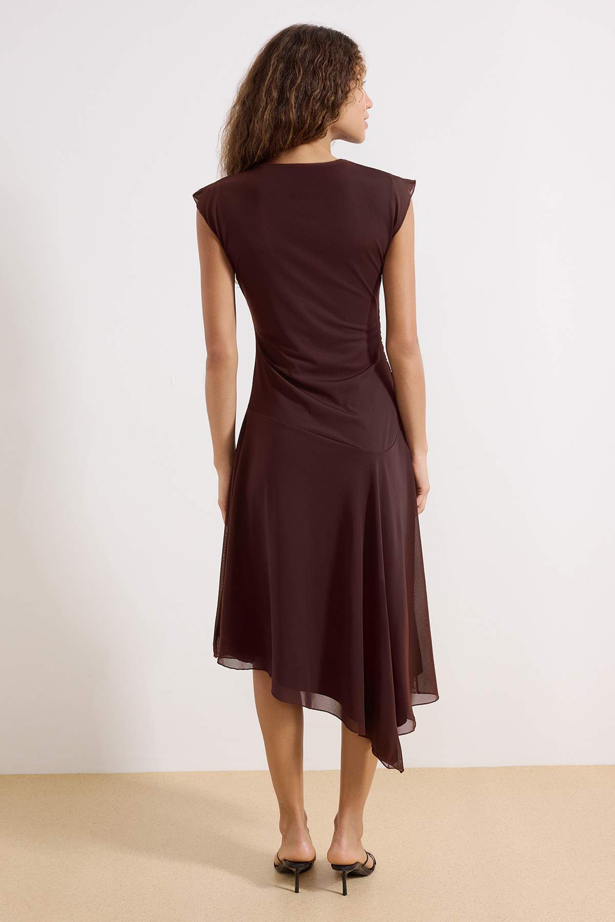 Trendyolmilla  Kahverengi Belden Açılan Kayık Yaka Kolsuz Büzgülü Maxi Tül Örme Elbise TWOSS26EL00028 - Görsel 4