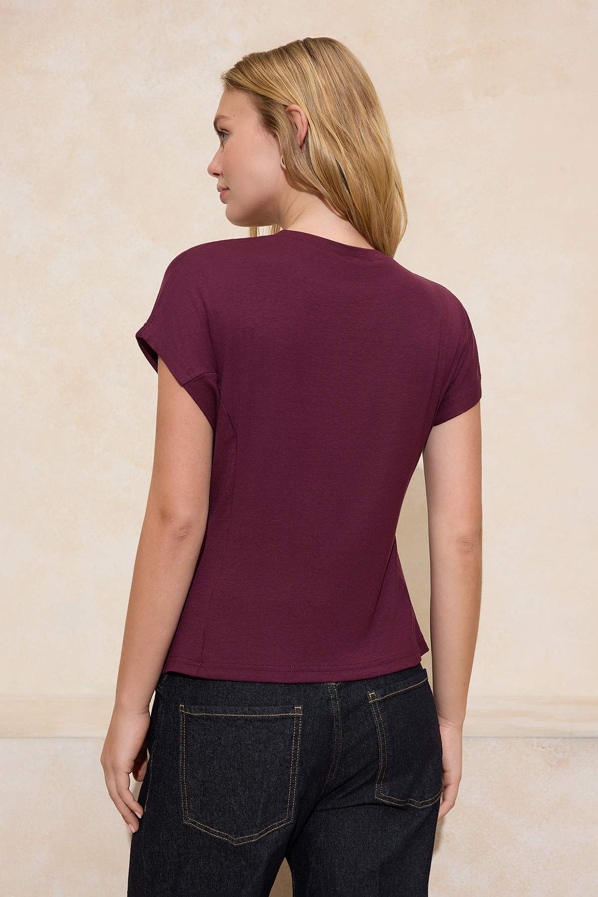 Trendyolmilla  Mürdüm Relaxed/Rahat Kalıp Kayık Yaka Büzgülü Yumuşak Örme T-Shirt TWOSS26BZ00270 - Görsel 5