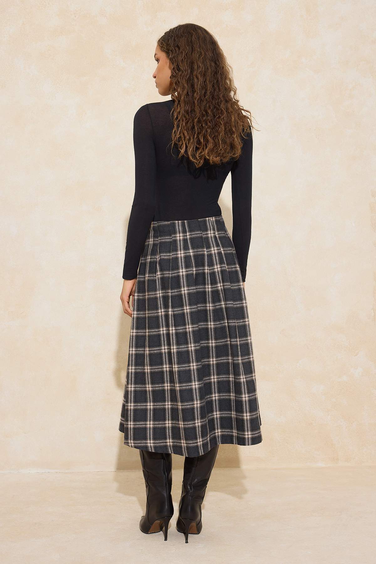 Trendyolmilla  Ekoseli/Kareli Flanel Dokuma Midi Yırtmaç Detaylı Etek TWOSS26ET00046 - Görsel 4