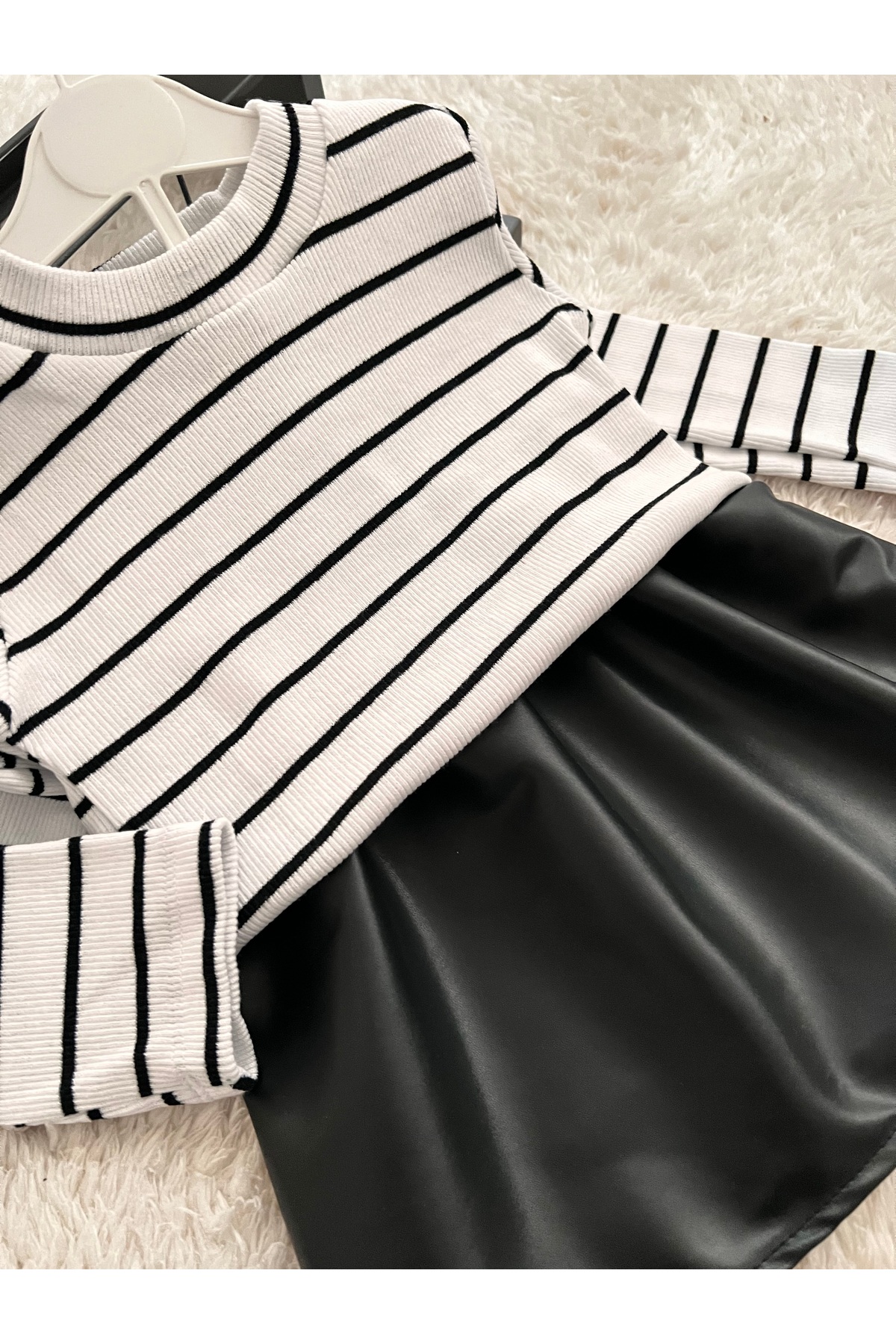 BAHNUR SiYAH DERi ETEK BLUZ VE BANDANA SETİ TAKIMI ALT ÜST TAKIM fotoğrafı 2 (önizleme)