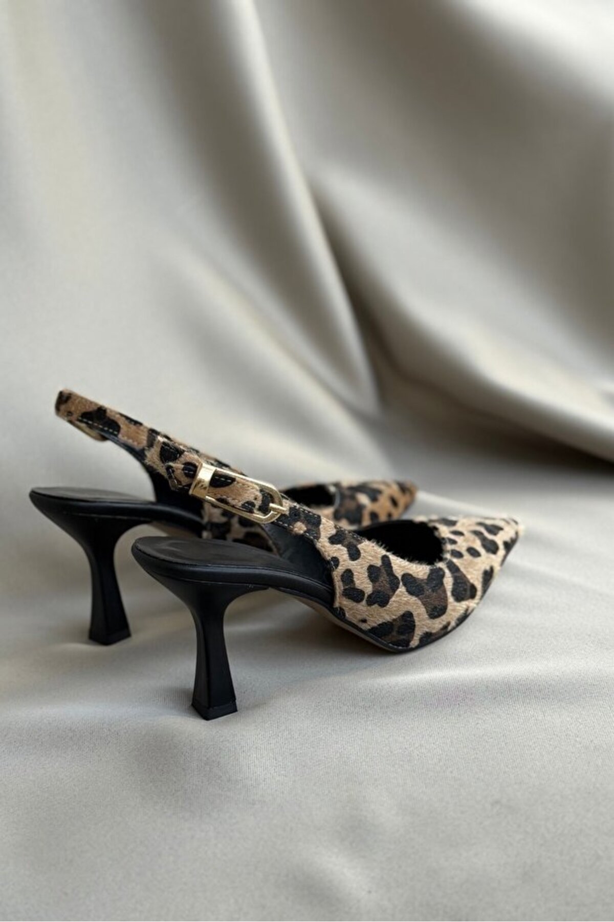 Brielfy  Beryls Kadın Leopar Desenli Kalın Fiyonklu Topuklu Ayakkabı | Cesur ve Zarif Tasarım - Görsel 2