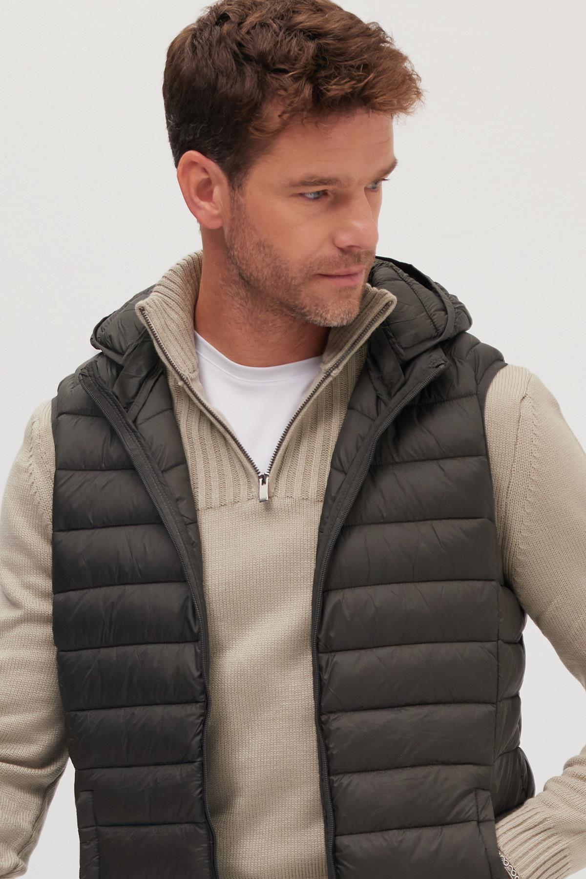 Tudors  Erkek Relax Fit Rahat Kesim Sıfır Kol Kapüşonlu Çift Cepli Fermuarlı Sıcak Tutan Haki Şişme Yelek