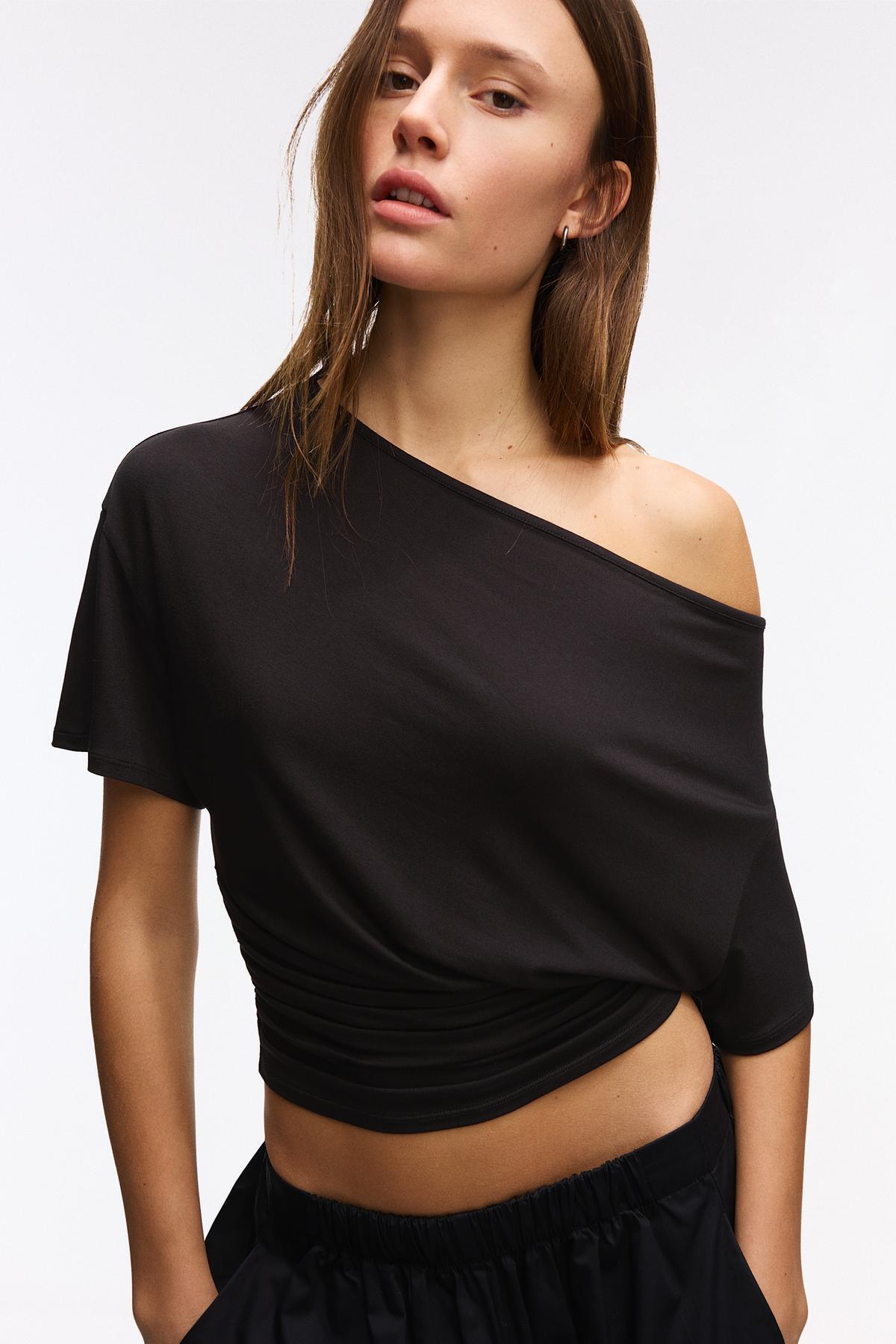 Bershka  Asimetrik baskılı kısa kollu tişört