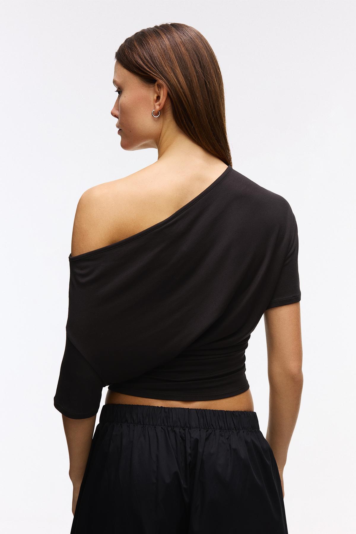 Bershka  Asimetrik baskılı kısa kollu tişört - Görsel 2