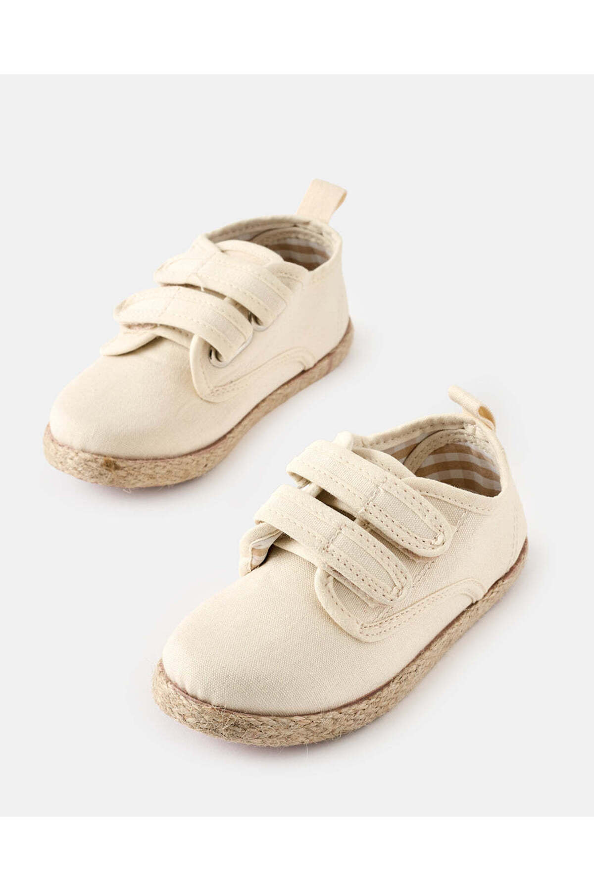 حذاء رياضي بيج اللون للأطفال الرضع من الجوت