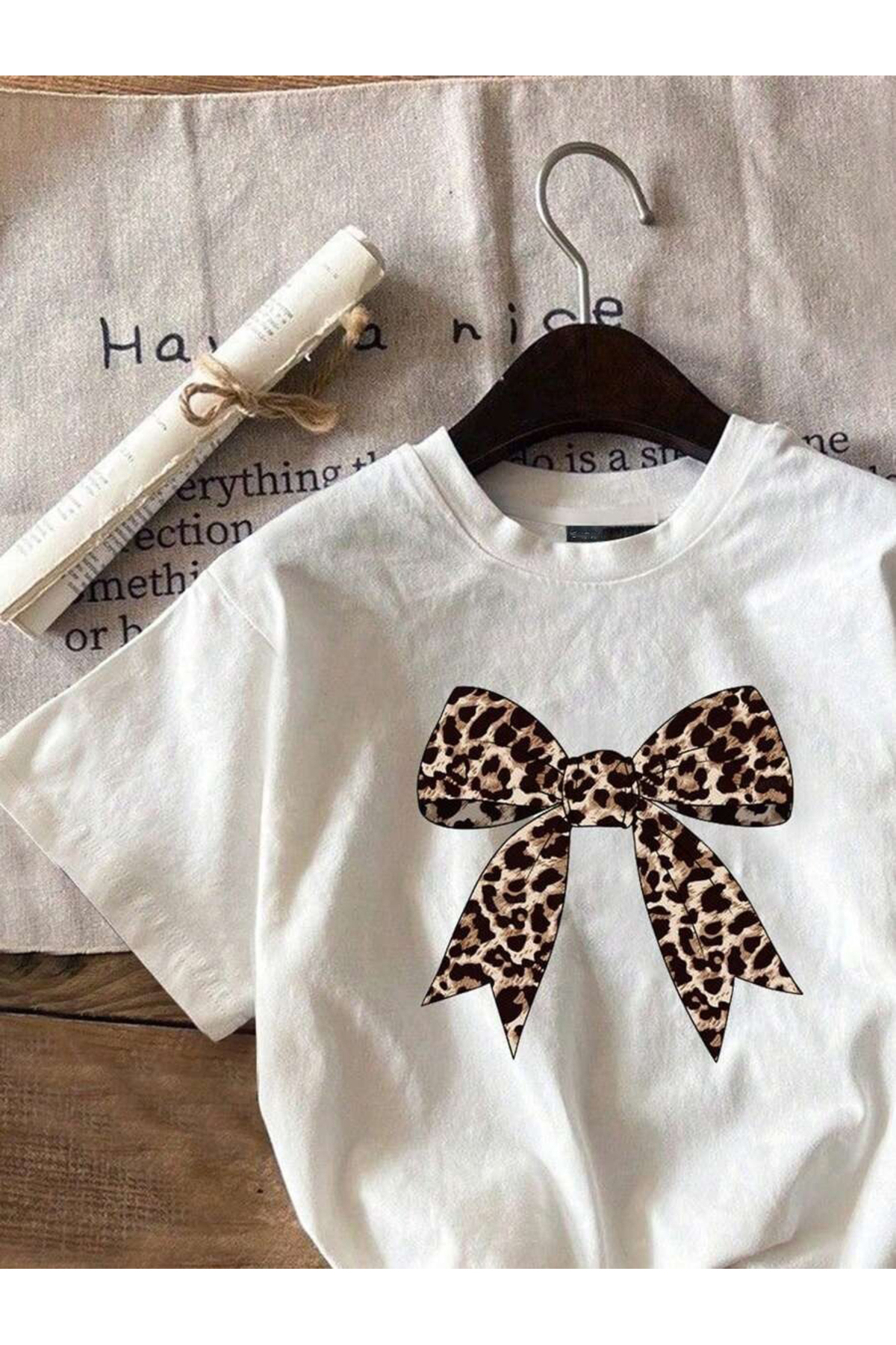 uyguntarz Unisex Leopar Desenli Kurdele Baskılı Tasarım Tshirt görsel 2