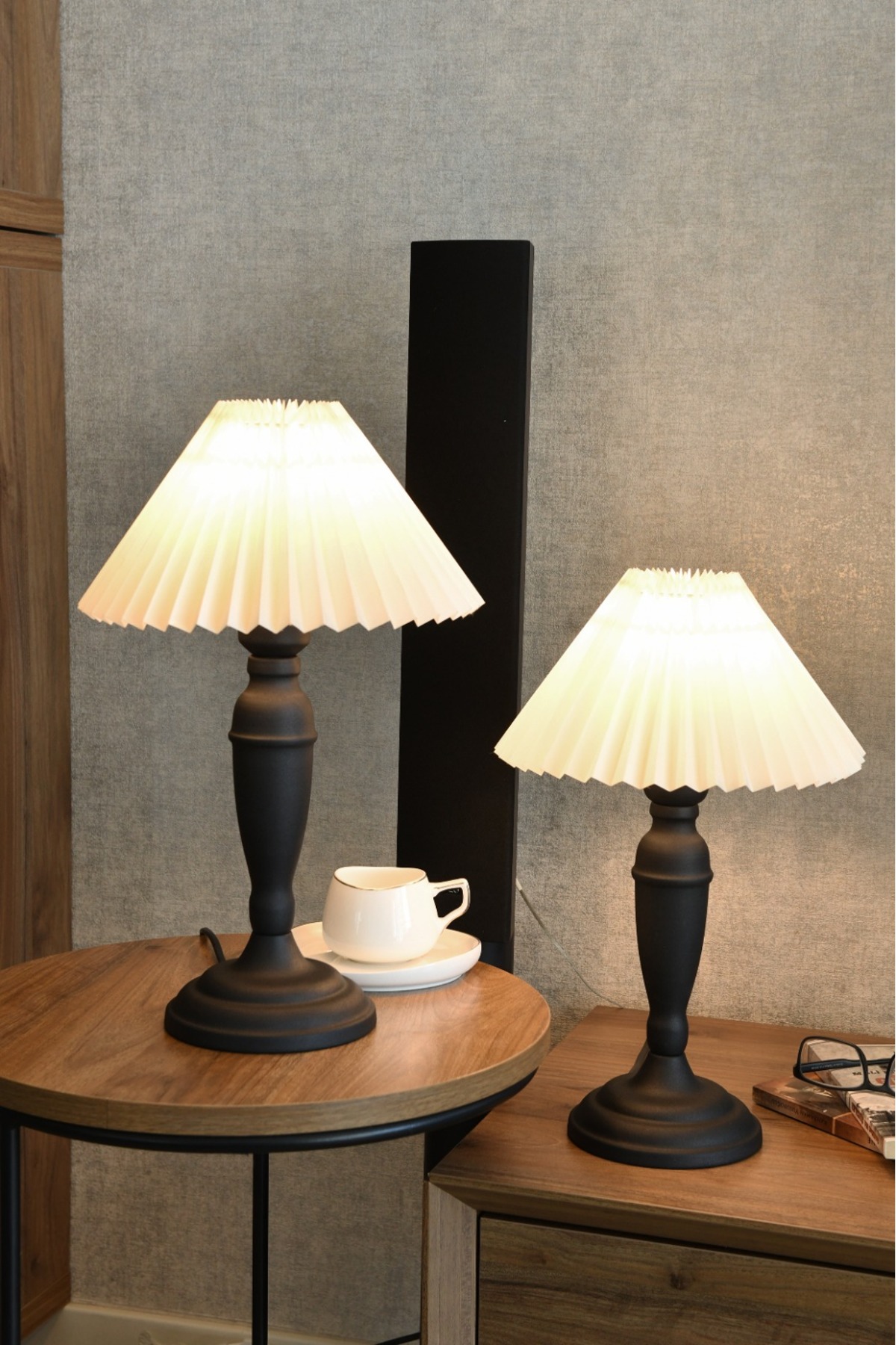 Puldo Modern Design White Metal Lampshade Stylish Decorative Table Lamp