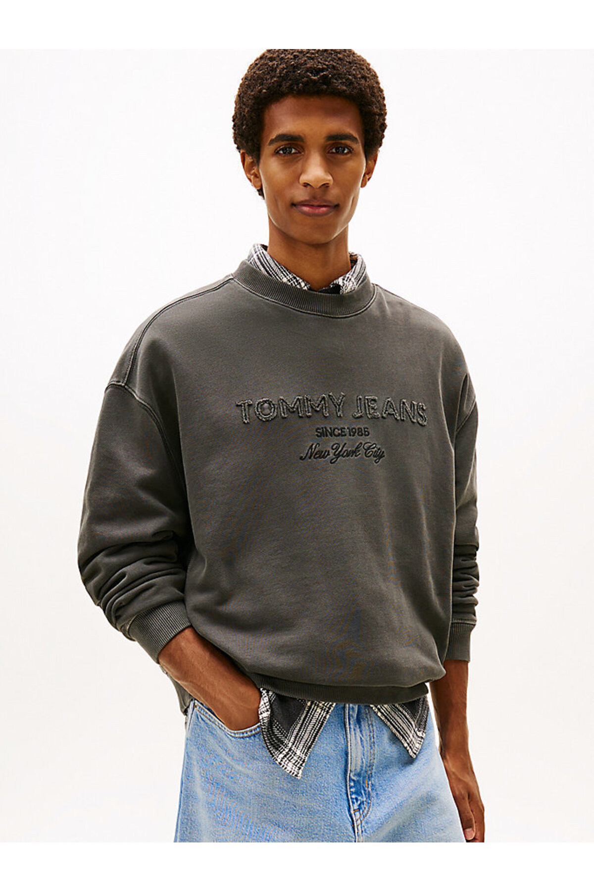 تامی هیلفیگر تی شرت مردانه طرح TJM Regular Fit با جزئیات گرافیکی DNA