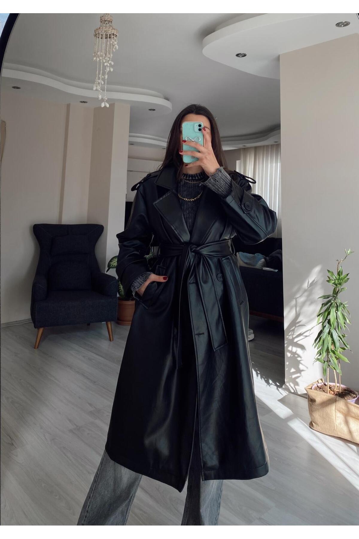 Hacer Balcı  Siyah Astarlı Kuşaklı Rüzgar Geçirmez Deri Kaban - Görsel 3