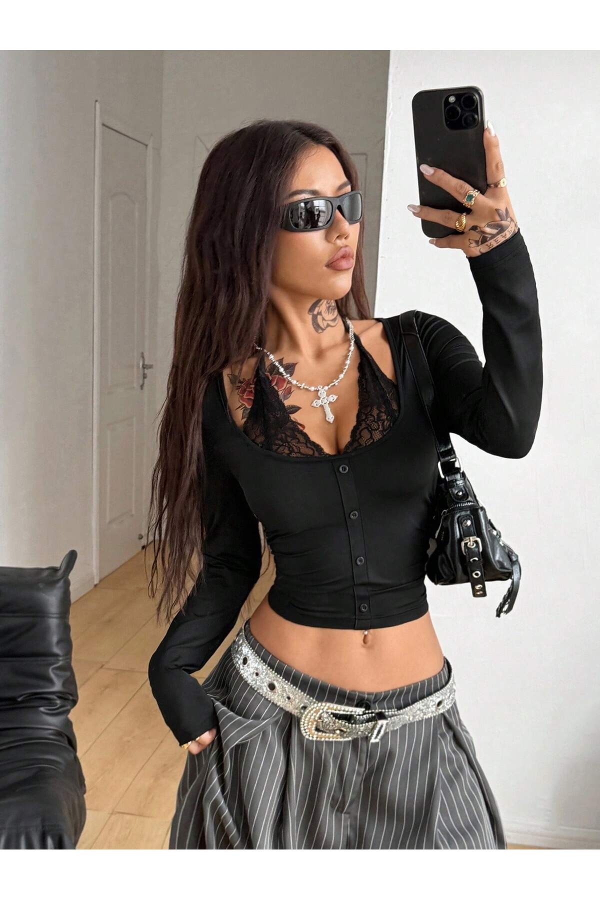 poswicon  siyah bağlama dantel önü düğmeli U yaka uzun kol crop bluz - Görsel 6