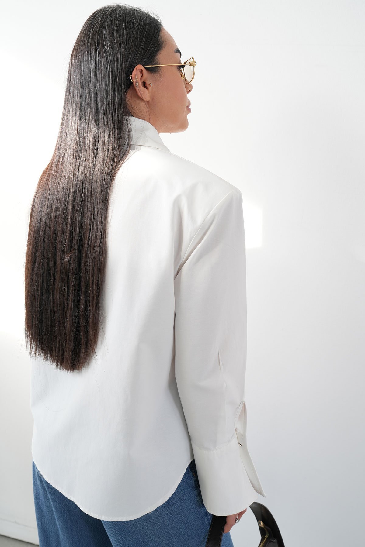 Özge Özgenç  Omuzu Vatkalı Gizli Düğmeli Gömlek - Görsel 4