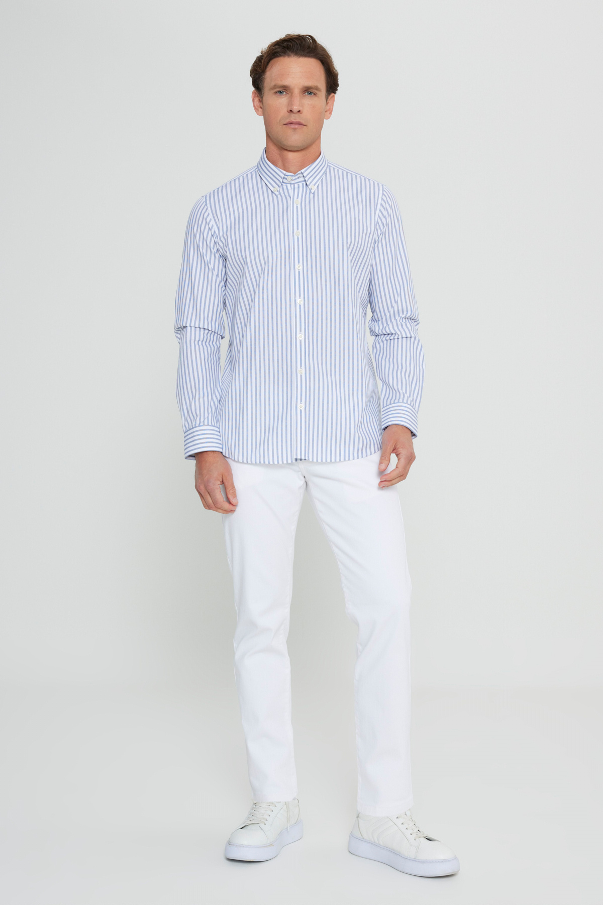 AC&Co / Altınyıldız Classics Erkek Beyaz-Lacivert %100 Pamuk Slim Fit Dar Kesim Düğmeli Yaka Armürlü Gömlek görsel 2