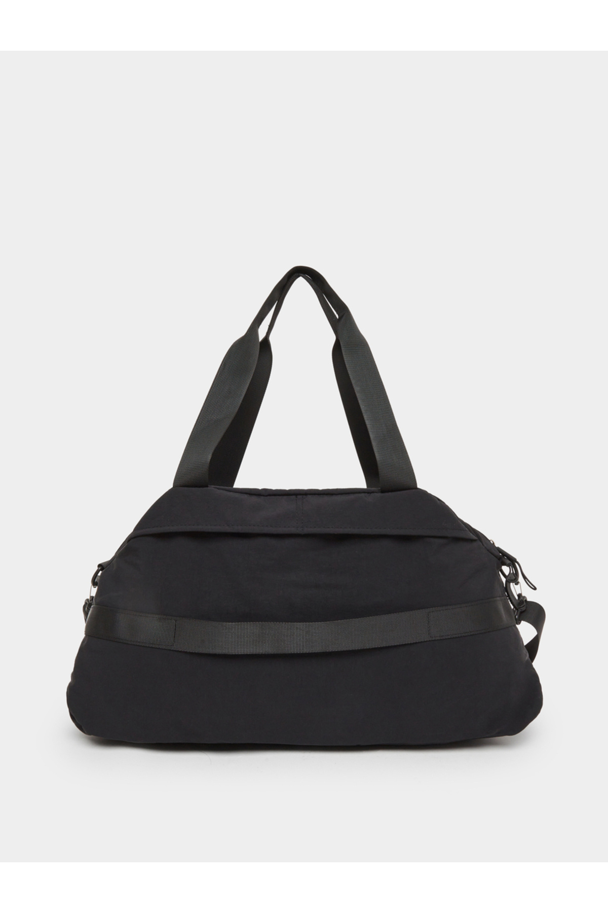 حقيبة رياضية سوداء مزودة بحزام كتف